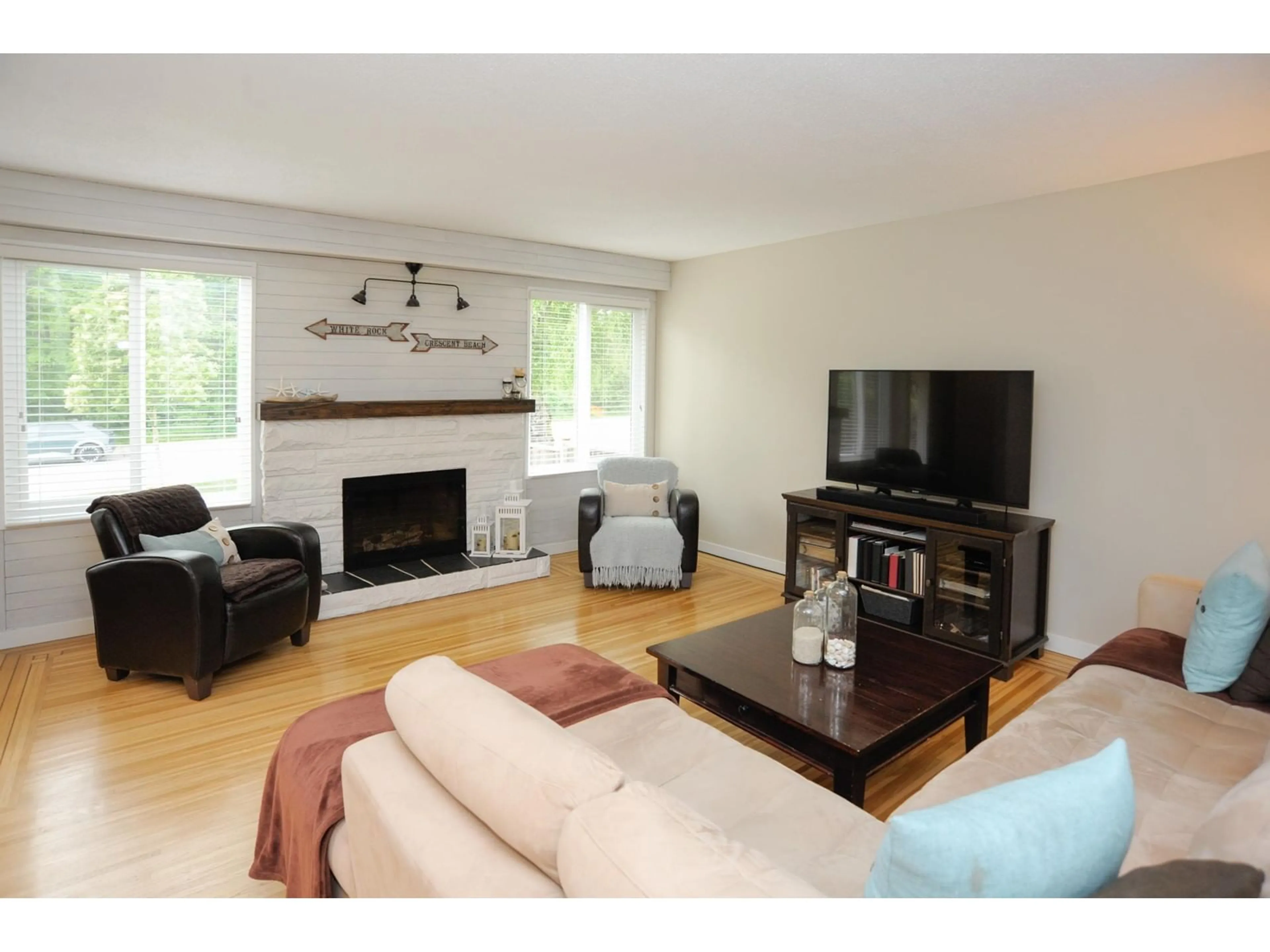 Living room with furniture, wood/laminate floor for 1388 128, Surrey British Columbia V4A3T6