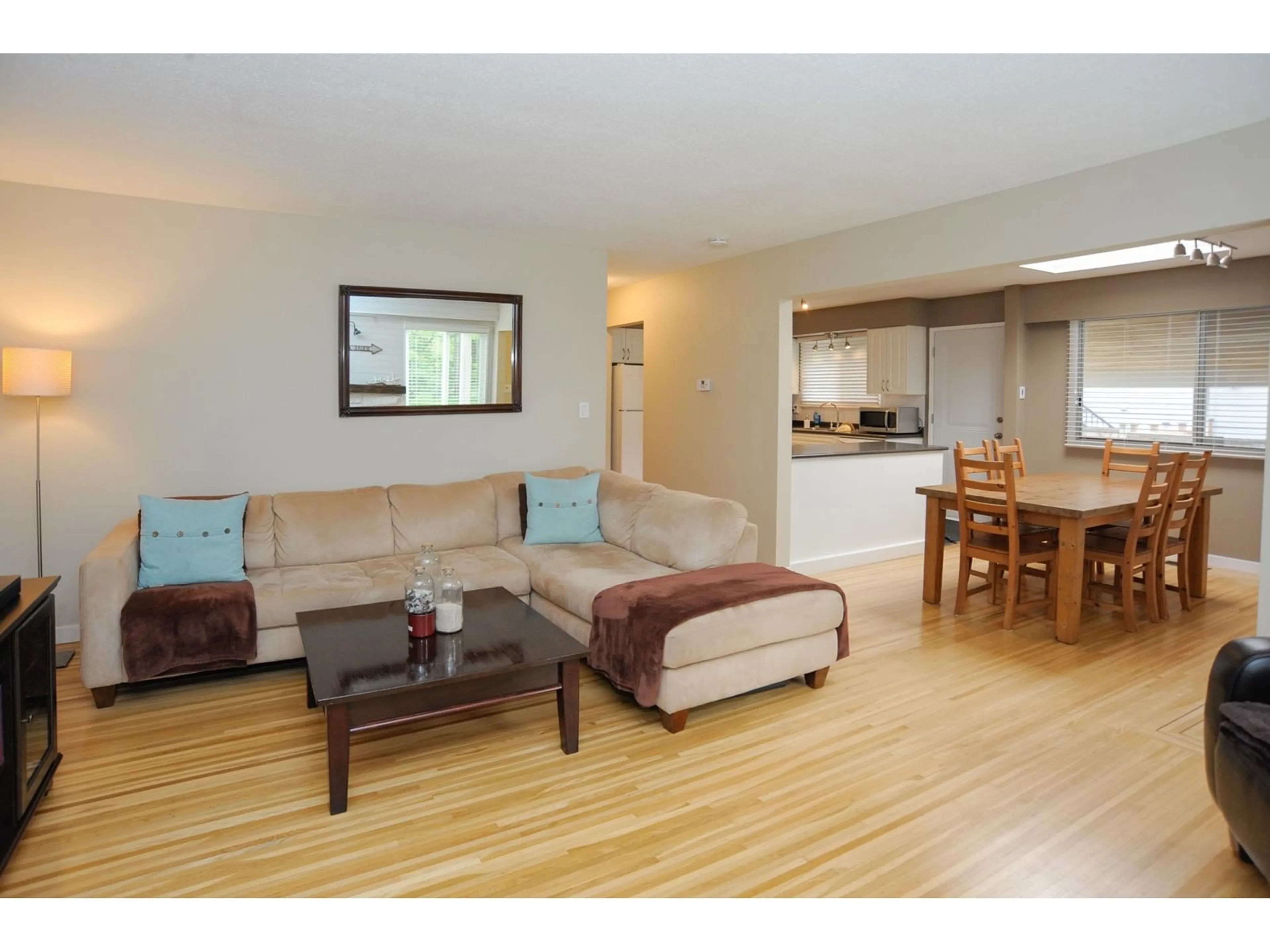Living room with furniture, wood/laminate floor for 1388 128, Surrey British Columbia V4A3T6