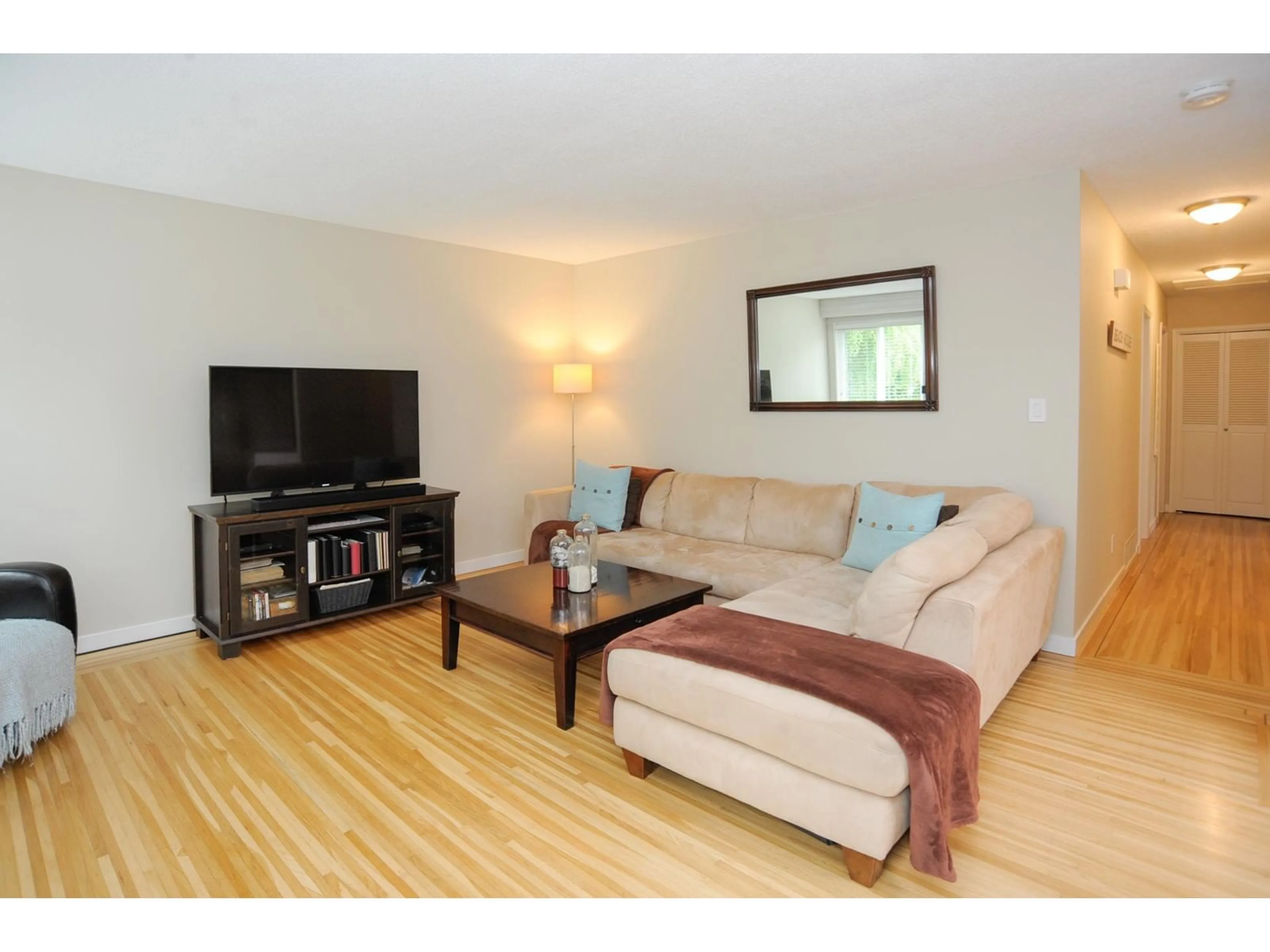 Living room with furniture, wood/laminate floor for 1388 128, Surrey British Columbia V4A3T6