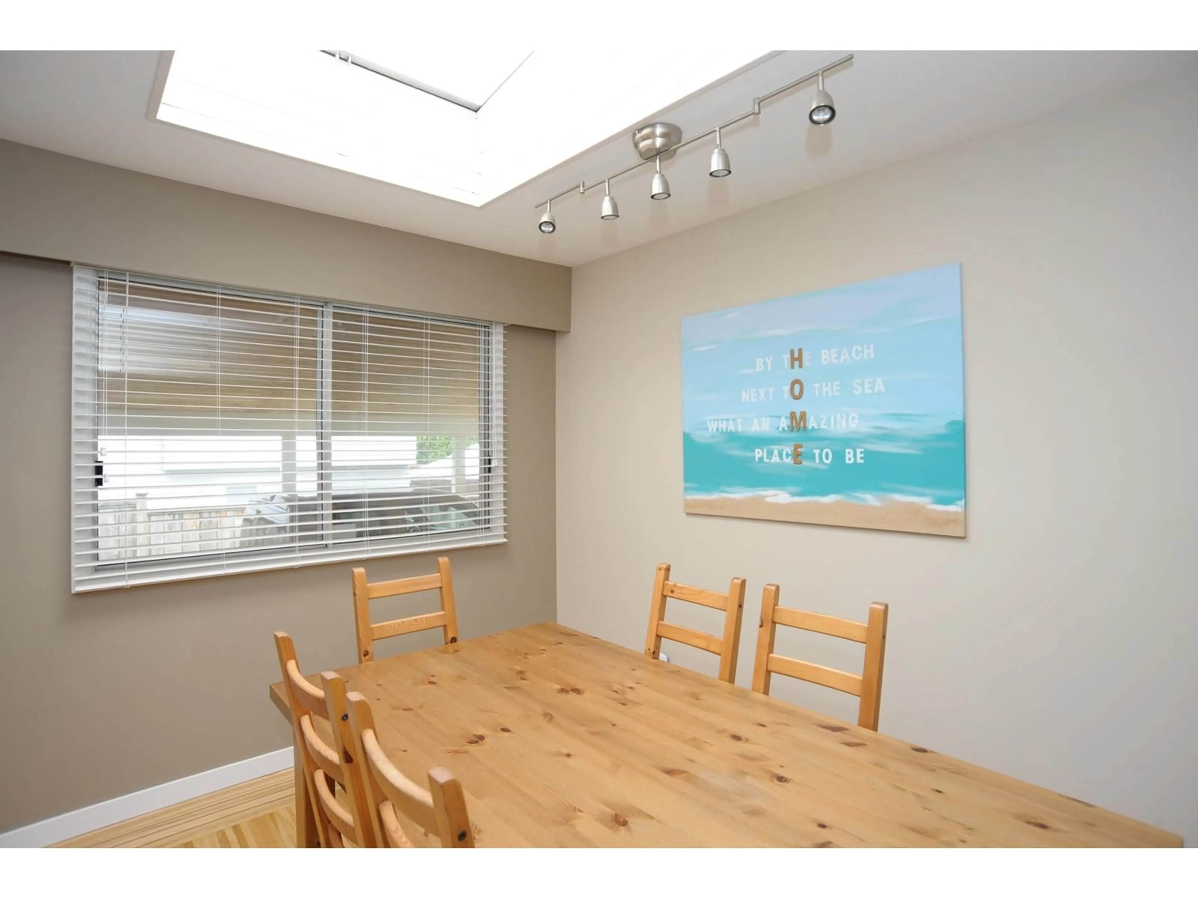 Dining room, wood/laminate floor for 1388 128, Surrey British Columbia V4A3T6