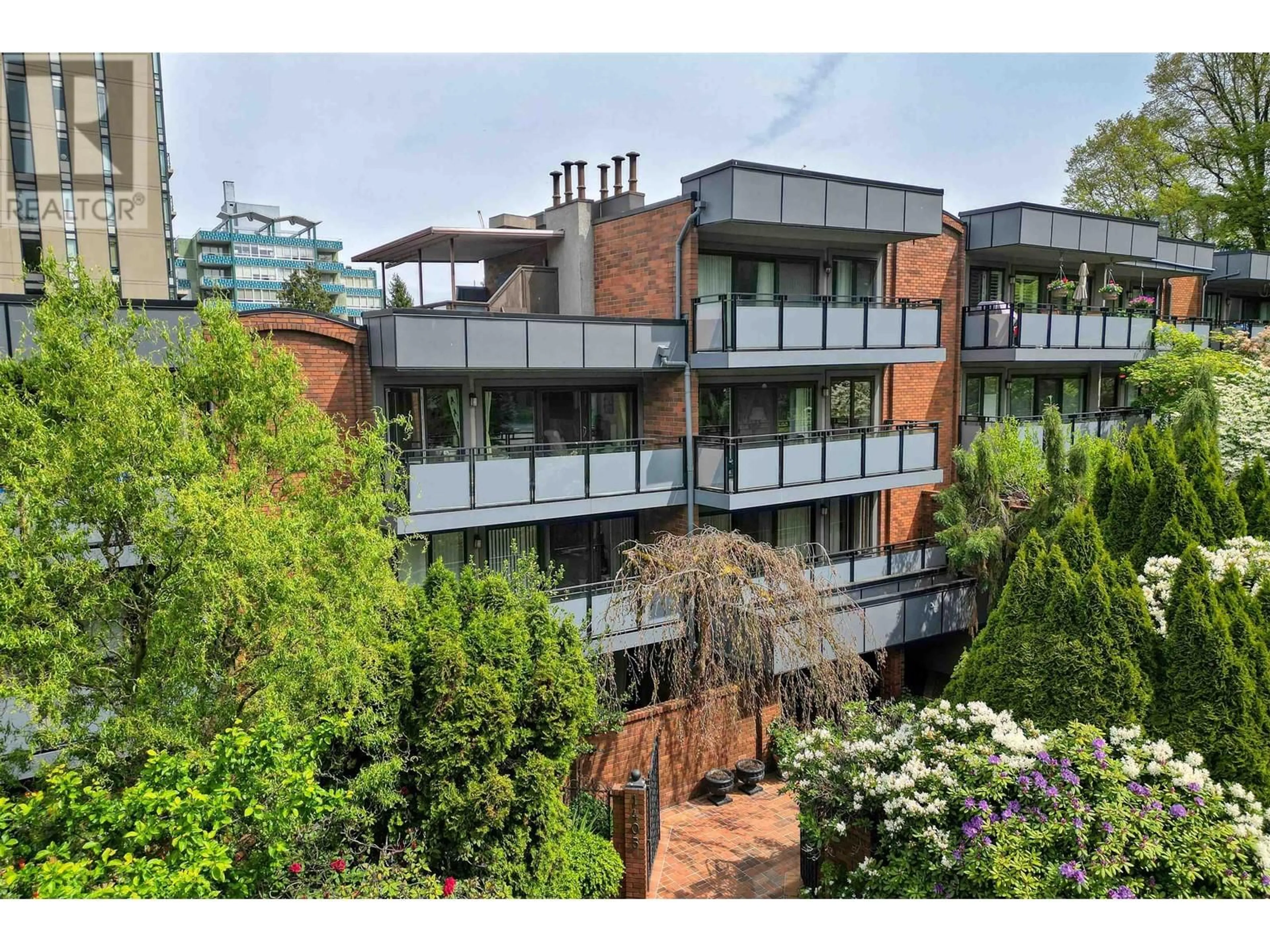 A pic from outside/outdoor area/front of a property/back of a property/a pic from drone, city buildings view from balcony for 607 - 1405 15TH AVENUE, Vancouver British Columbia V6H3R2