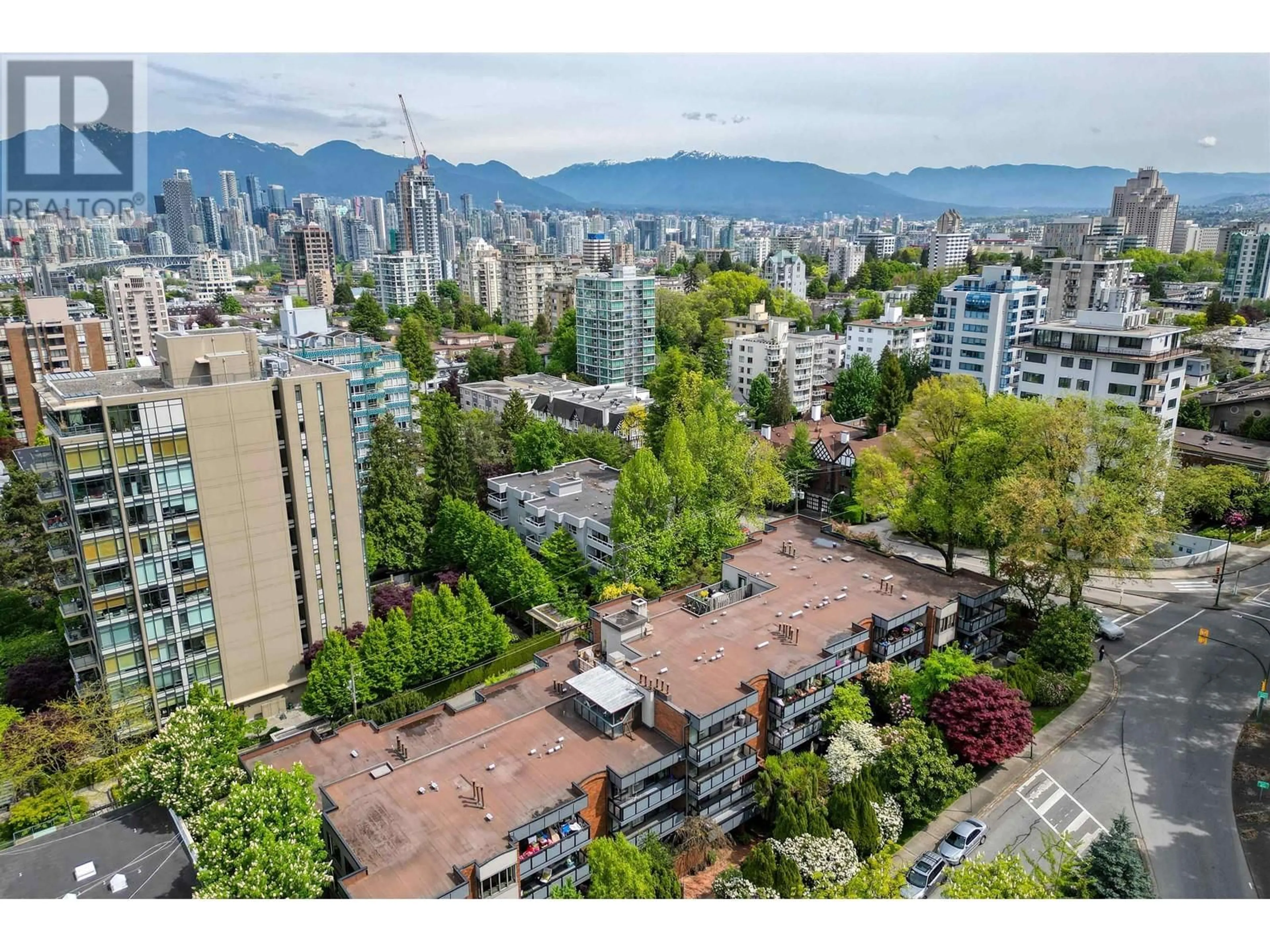 A pic from outside/outdoor area/front of a property/back of a property/a pic from drone, city buildings view from balcony for 607 - 1405 15TH AVENUE, Vancouver British Columbia V6H3R2