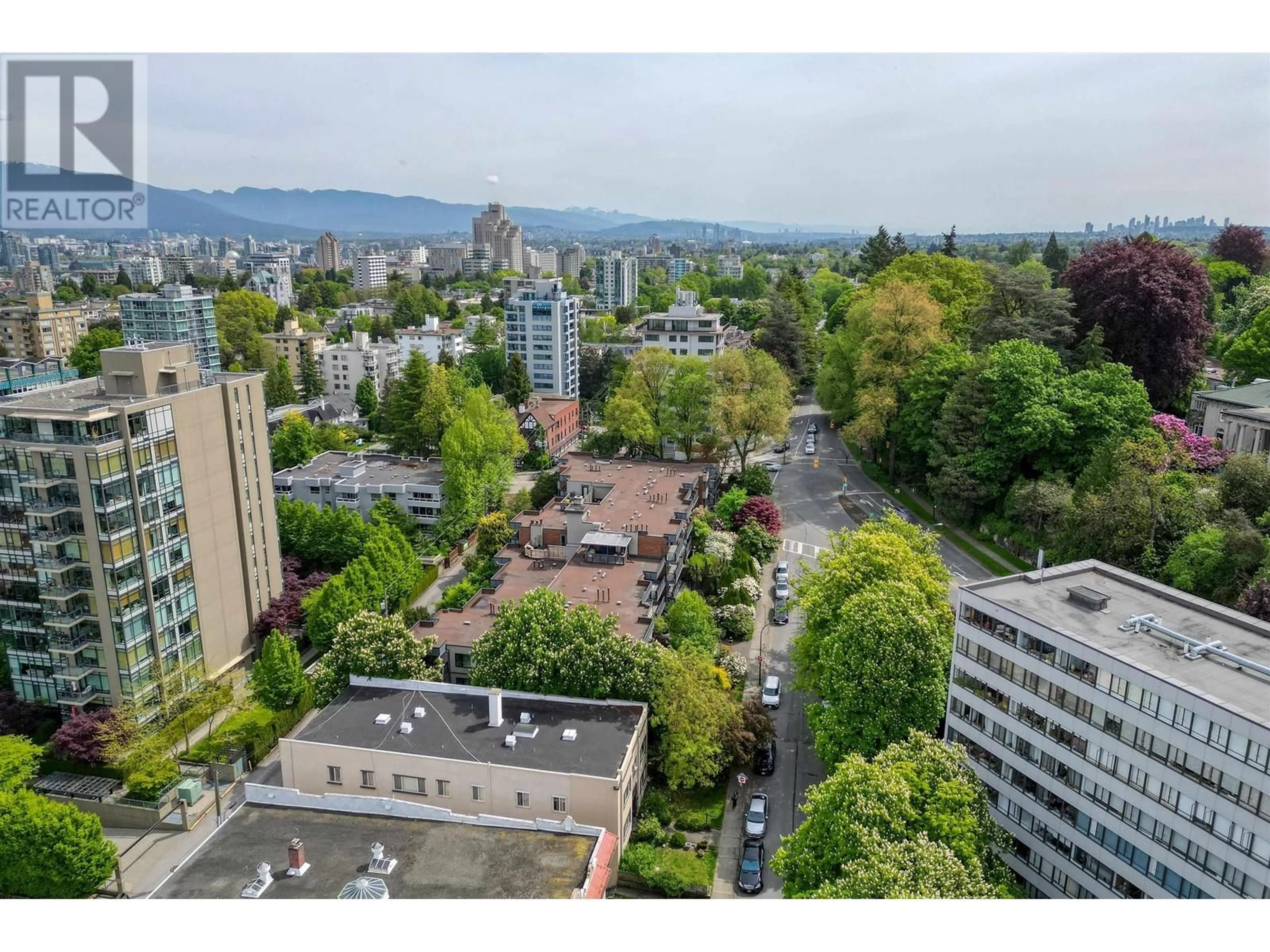 A pic from outside/outdoor area/front of a property/back of a property/a pic from drone, city buildings view from balcony for 607 - 1405 15TH AVENUE, Vancouver British Columbia V6H3R2