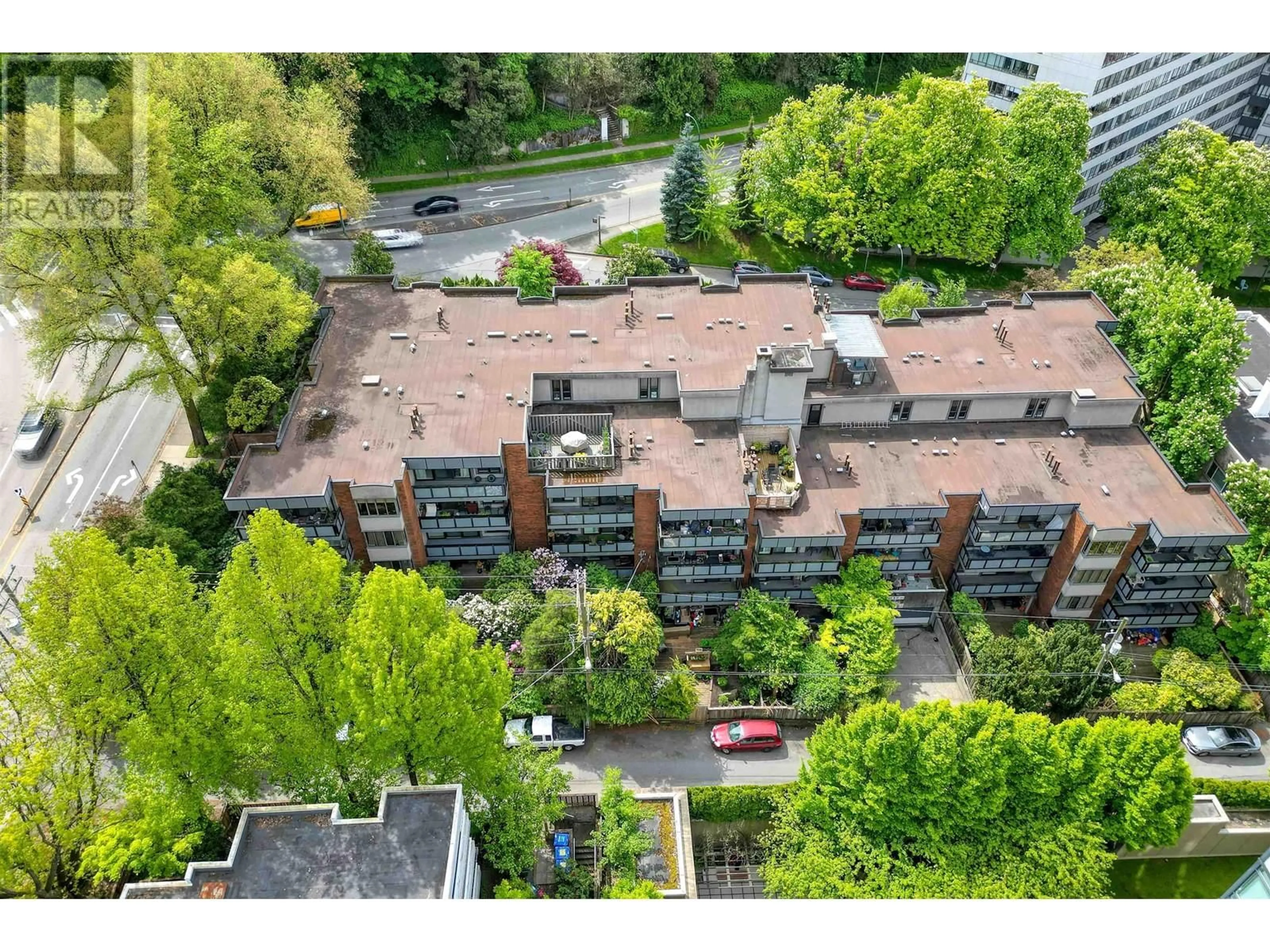 A pic from outside/outdoor area/front of a property/back of a property/a pic from drone, city buildings view from balcony for 607 - 1405 15TH AVENUE, Vancouver British Columbia V6H3R2