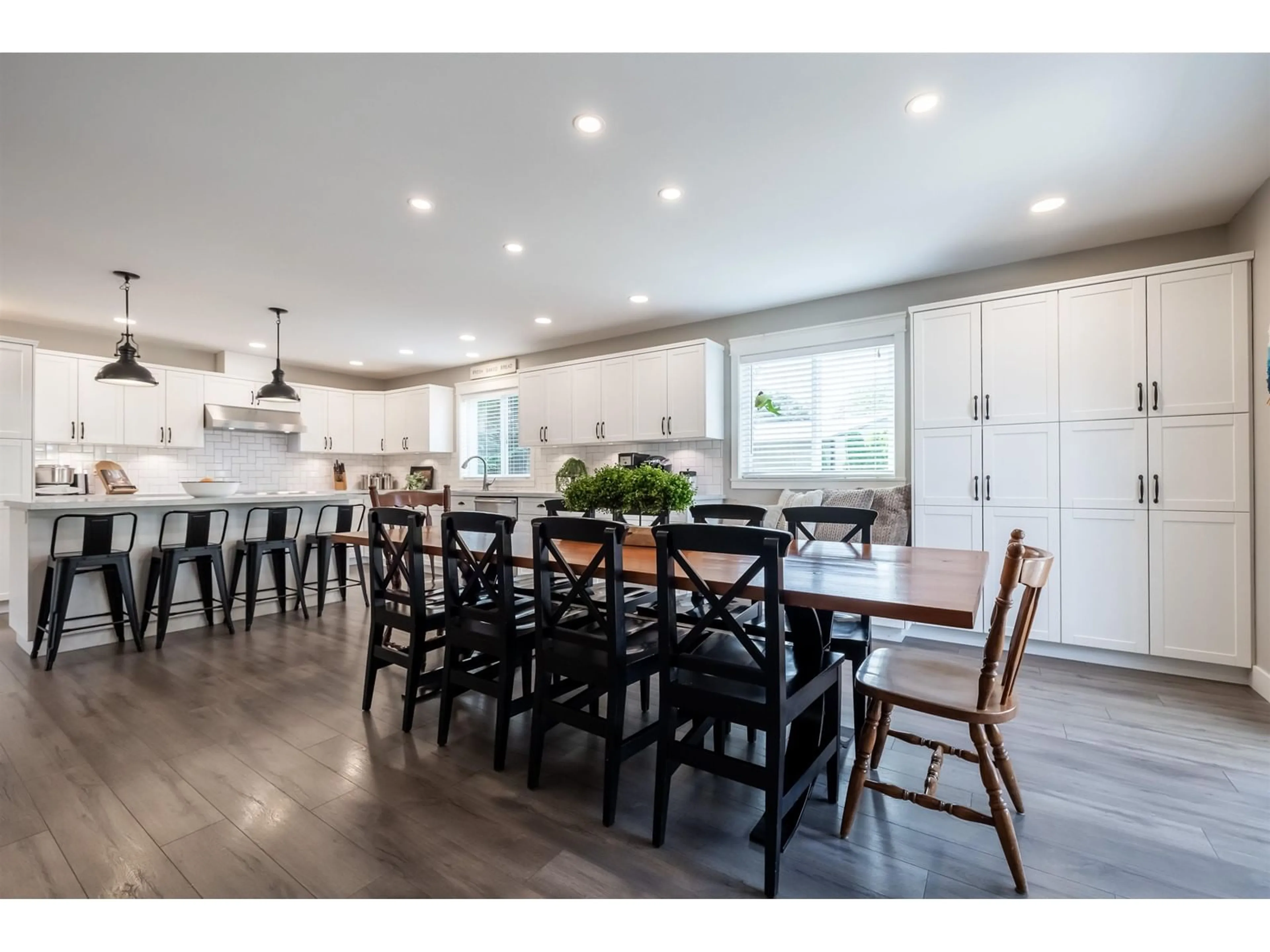 Open concept kitchen, wood/laminate floor for 35196 HIGH, Abbotsford British Columbia V2S5T9