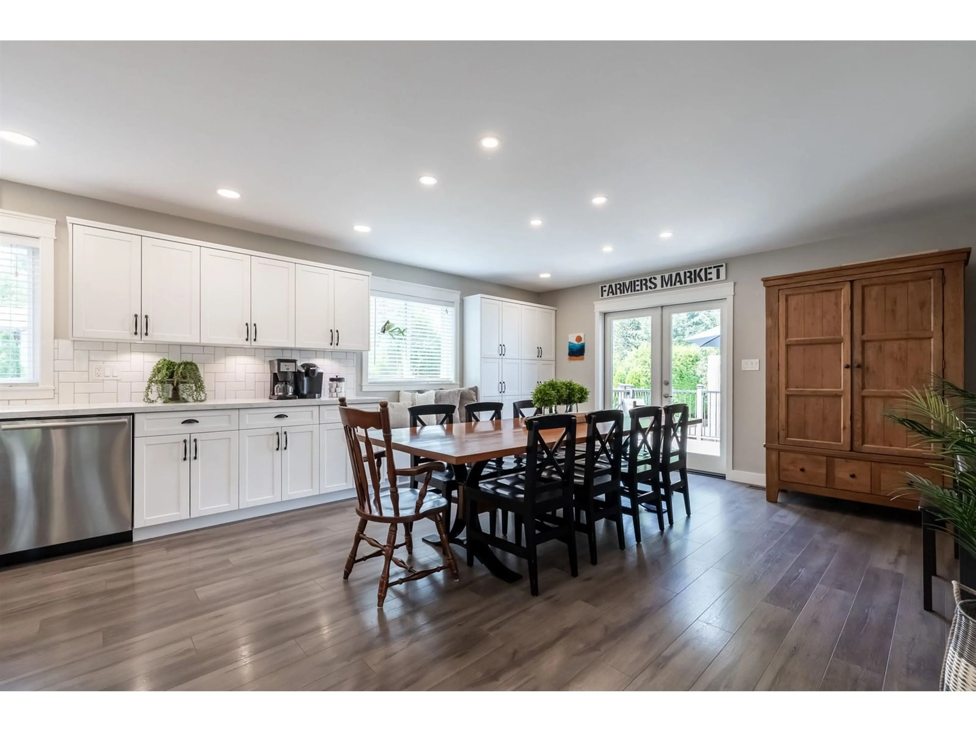 Open concept kitchen, wood/laminate floor for 35196 HIGH, Abbotsford British Columbia V2S5T9