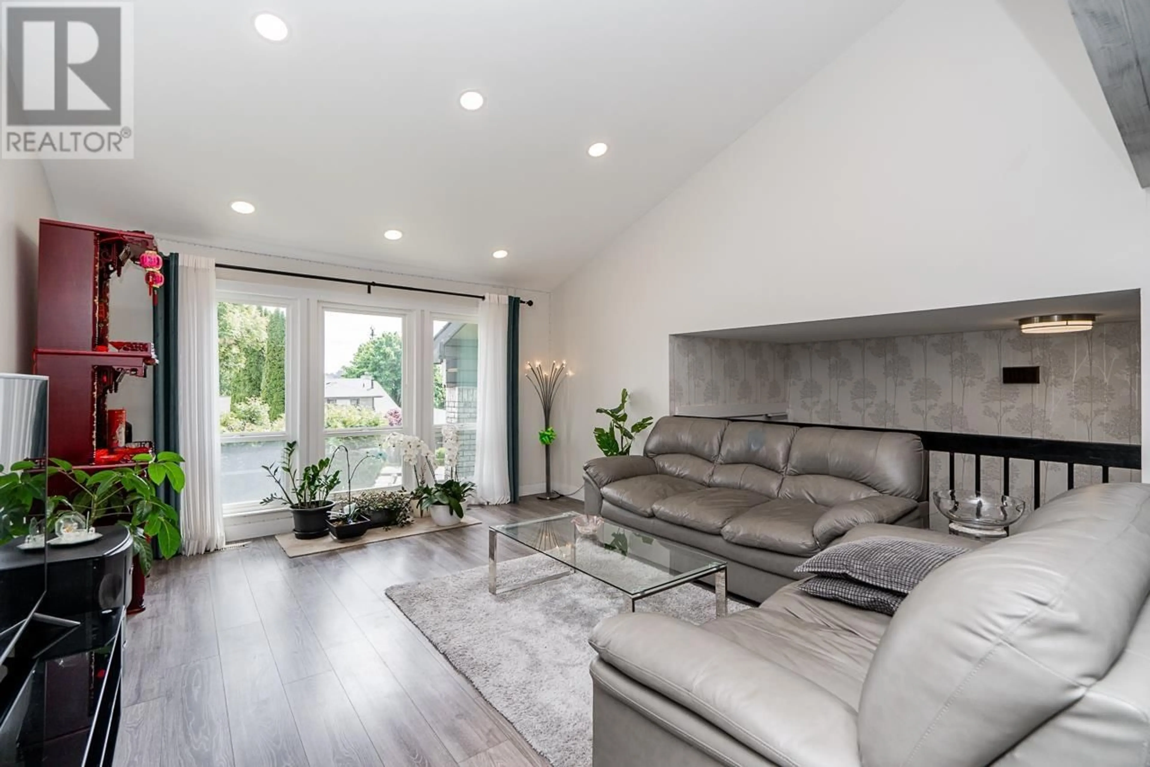 Living room with furniture, unknown for 1334 LANSDOWNE DRIVE, Coquitlam British Columbia V3E1K6