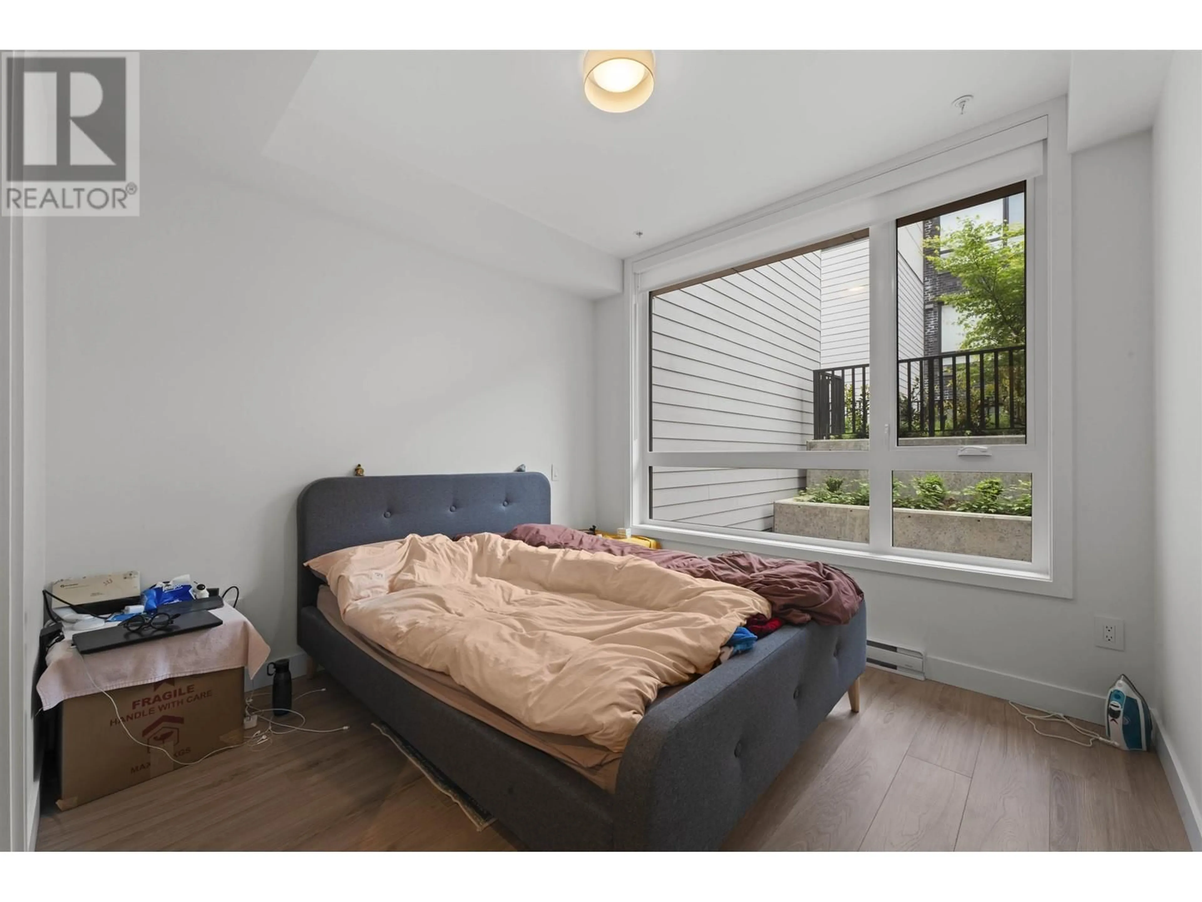 Bedroom with bed, unknown for 614 - 6085 IRMIN STREET, Burnaby British Columbia V5J5C5