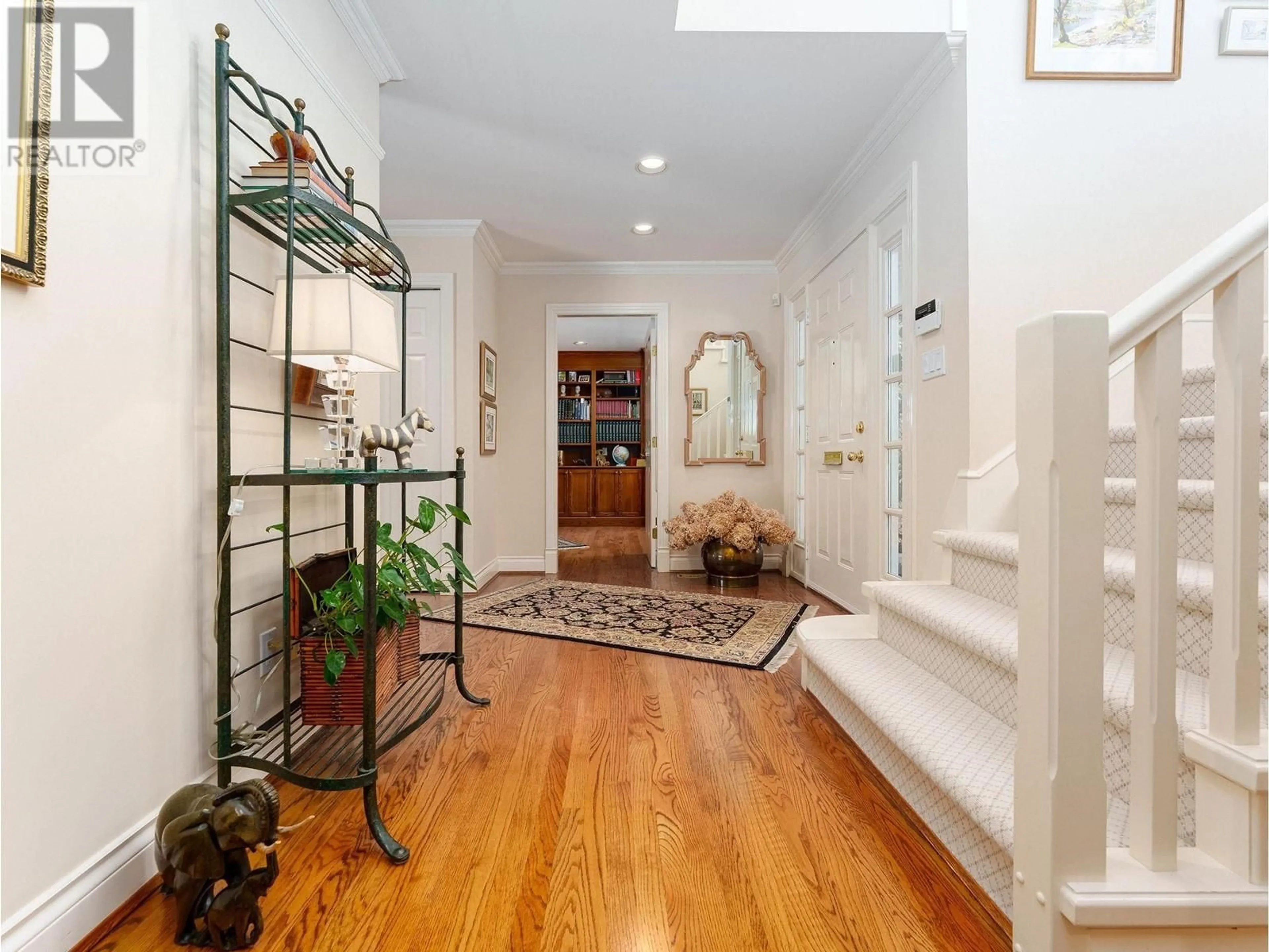 Indoor entryway for 6065 BUCKINGHAM DRIVE, Burnaby British Columbia V5E2A5