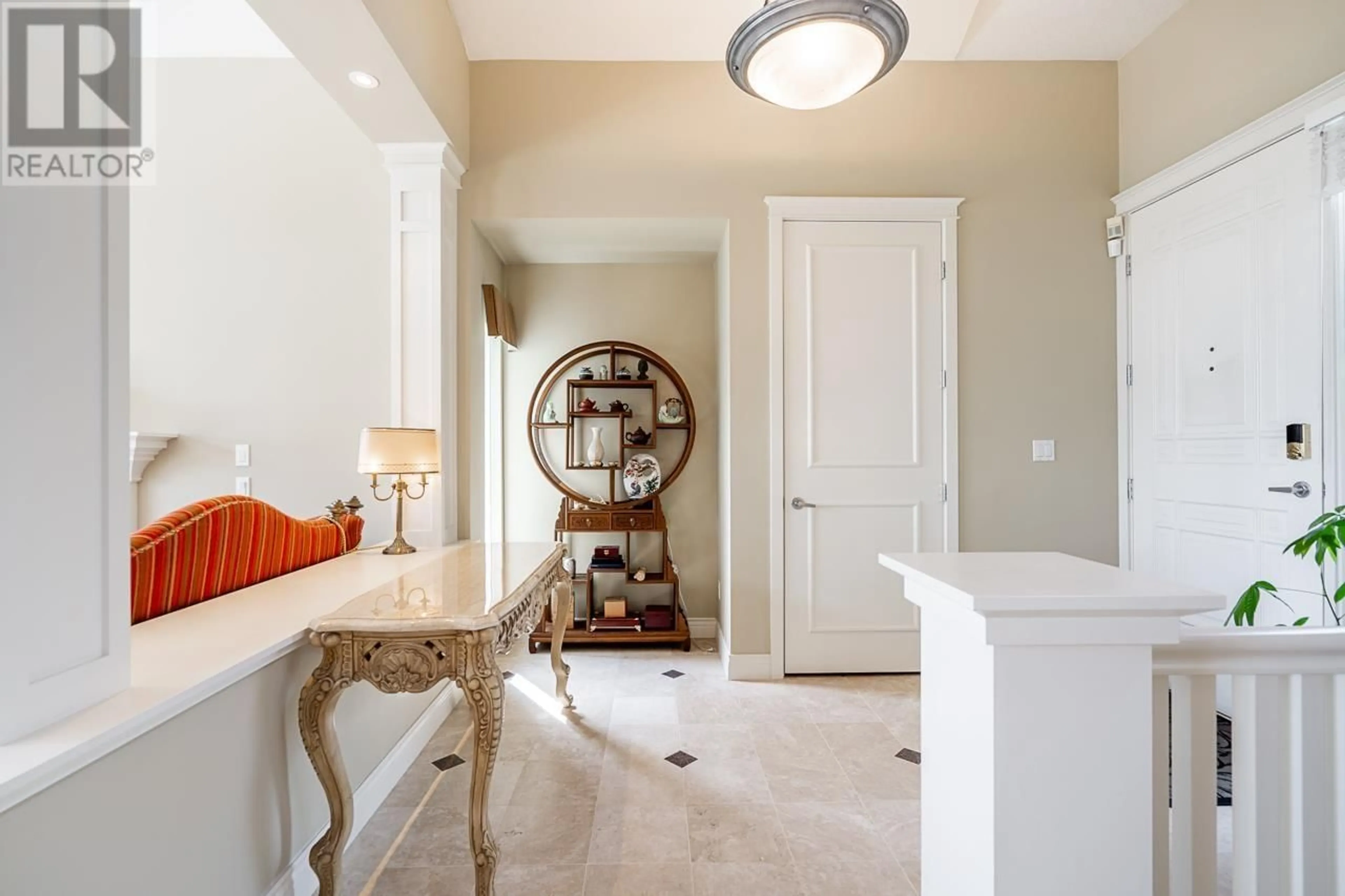 Indoor entryway for 4918 EDENDALE LANE, West Vancouver British Columbia V7W3H7