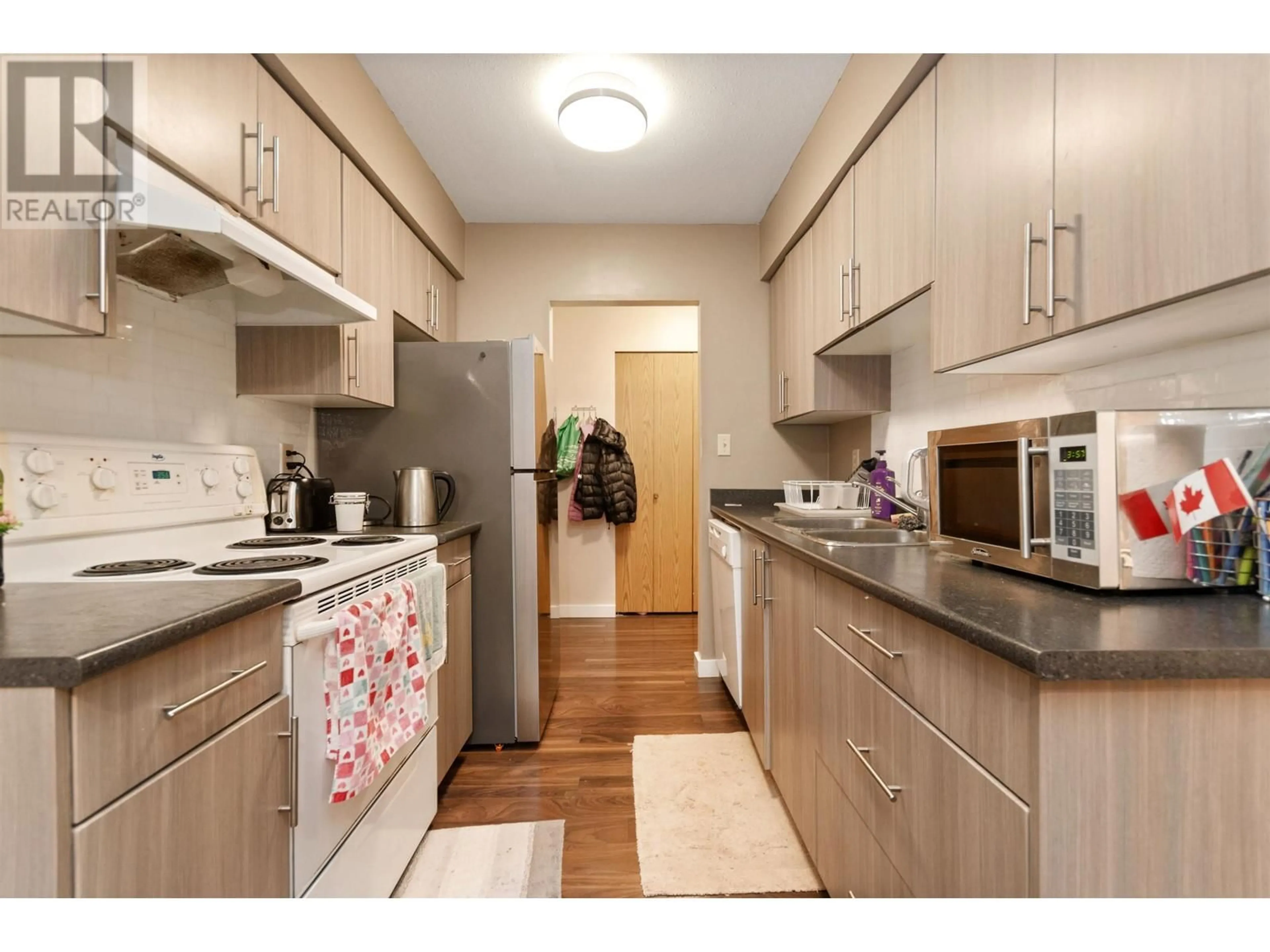 Standard kitchen, wood/laminate floor for 119 - 4363 HALIFAX STREET, Burnaby British Columbia V5C5Z3