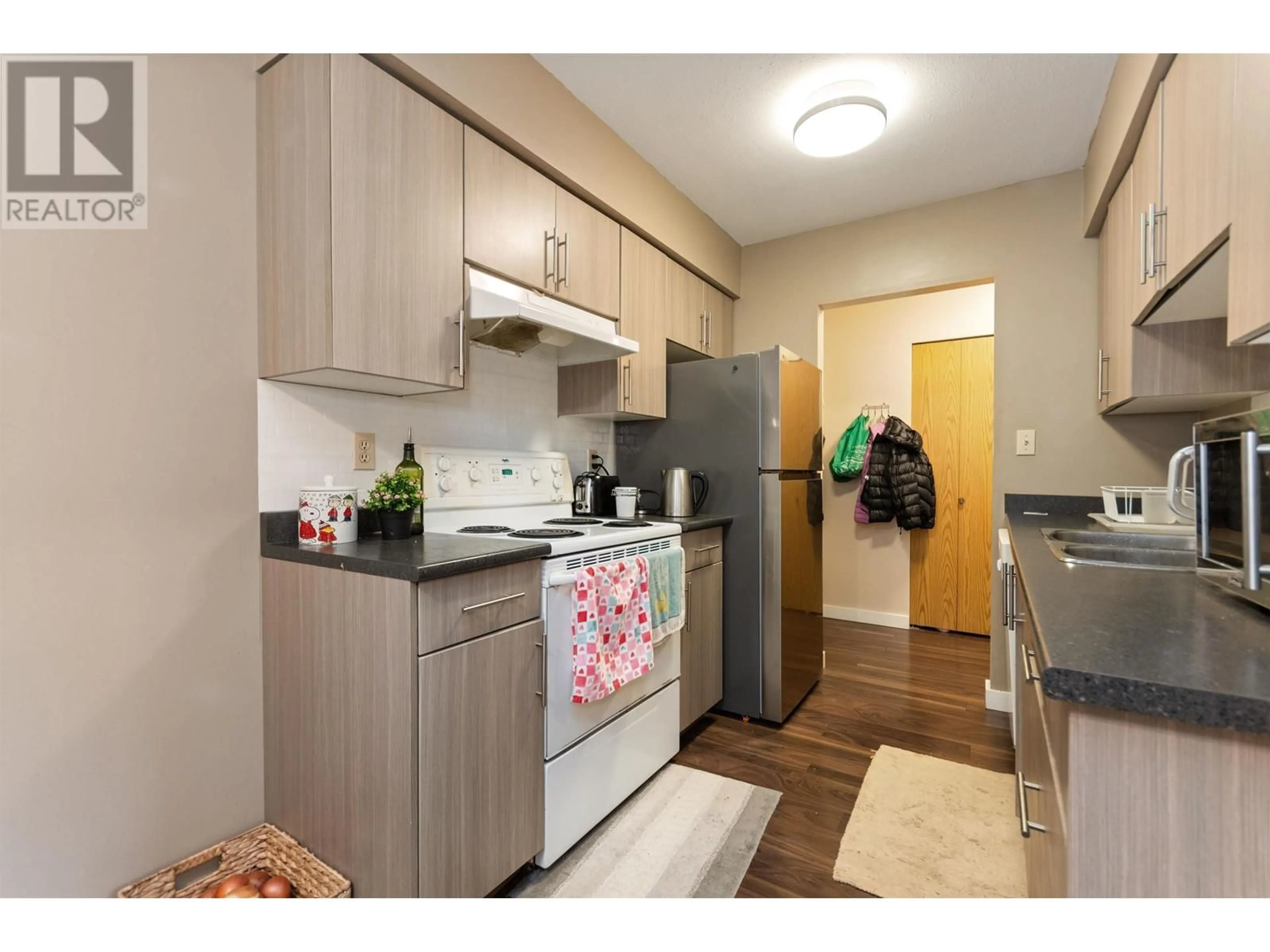 Standard kitchen, unknown for 119 - 4363 HALIFAX STREET, Burnaby British Columbia V5C5Z3