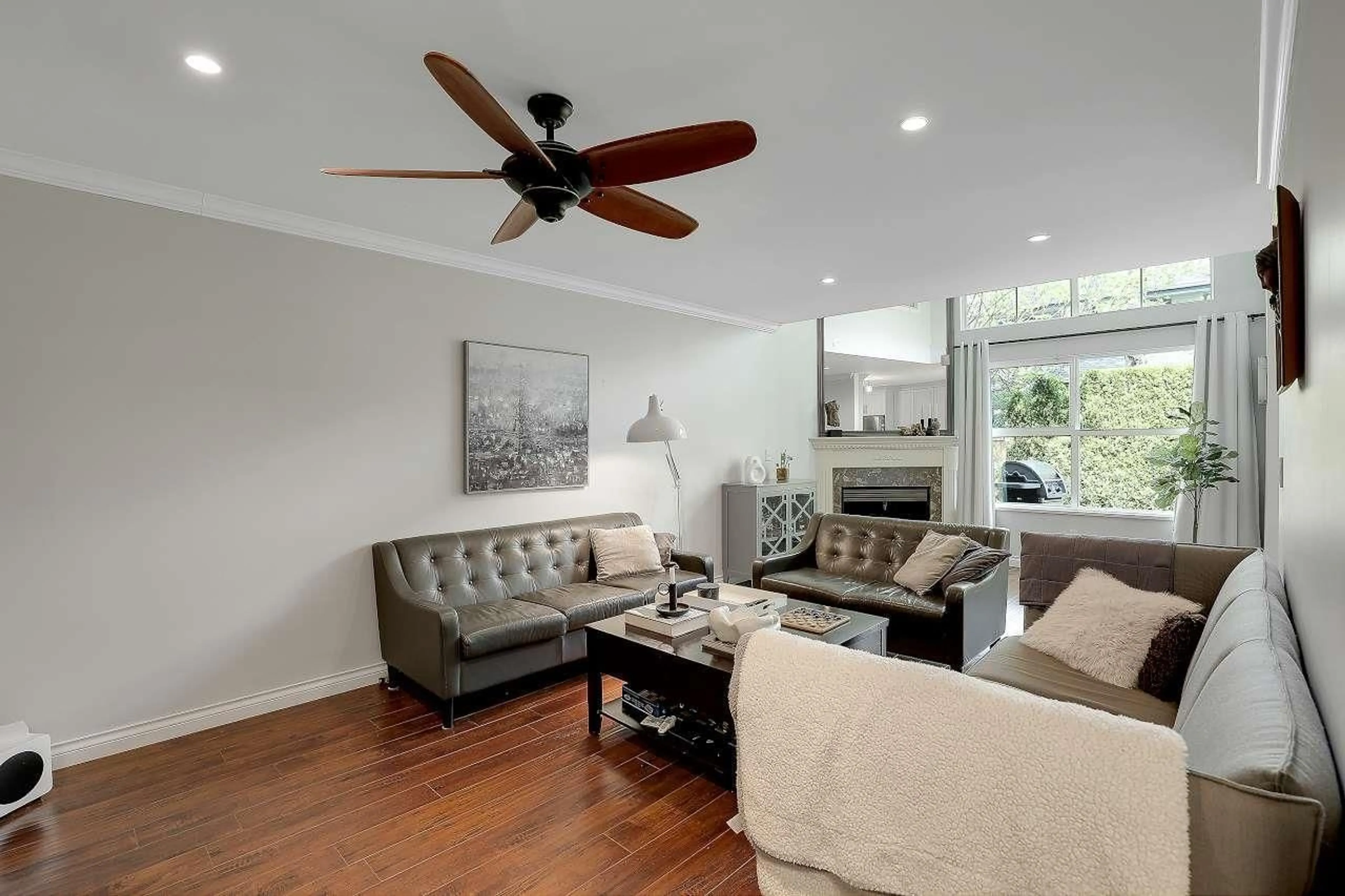 Living room with furniture, wood/laminate floor for 52 - 8111 160, Surrey British Columbia V4N0V4
