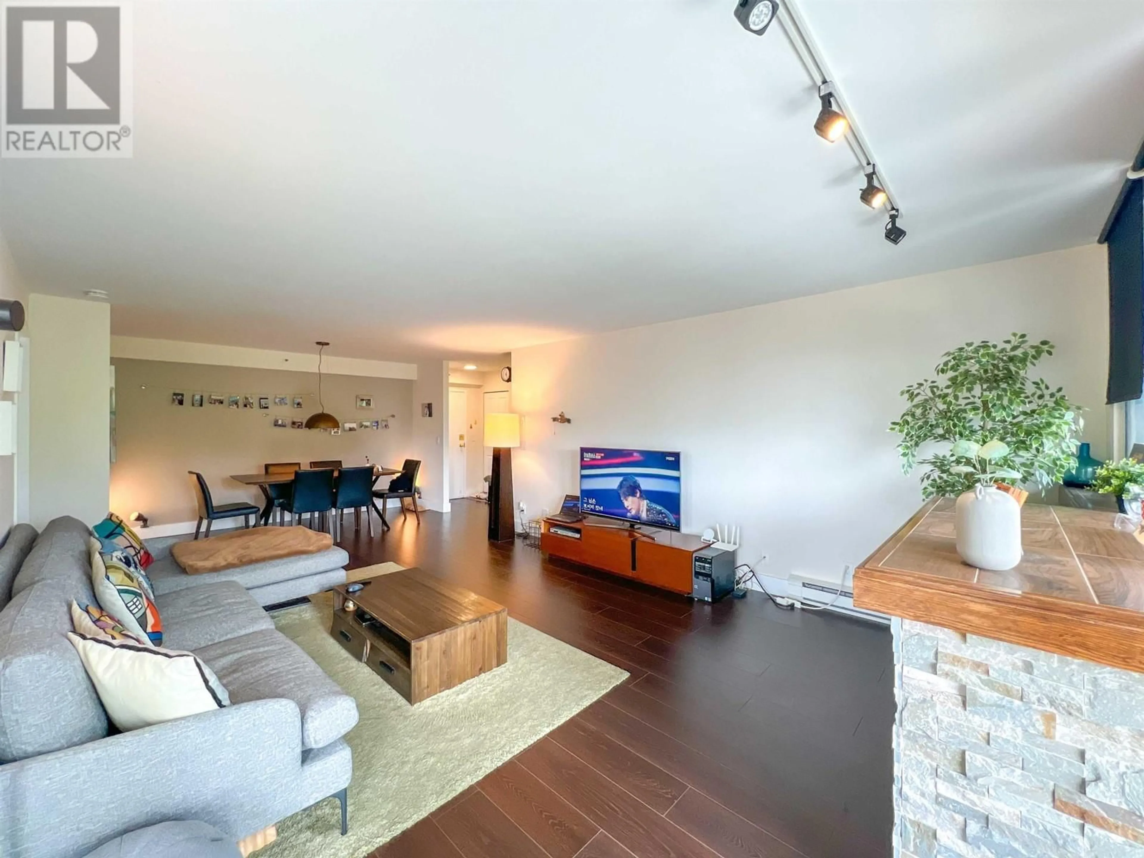 Living room with furniture, unknown for 904 - 555 AUSTIN AVENUE, Coquitlam British Columbia V3K6R8