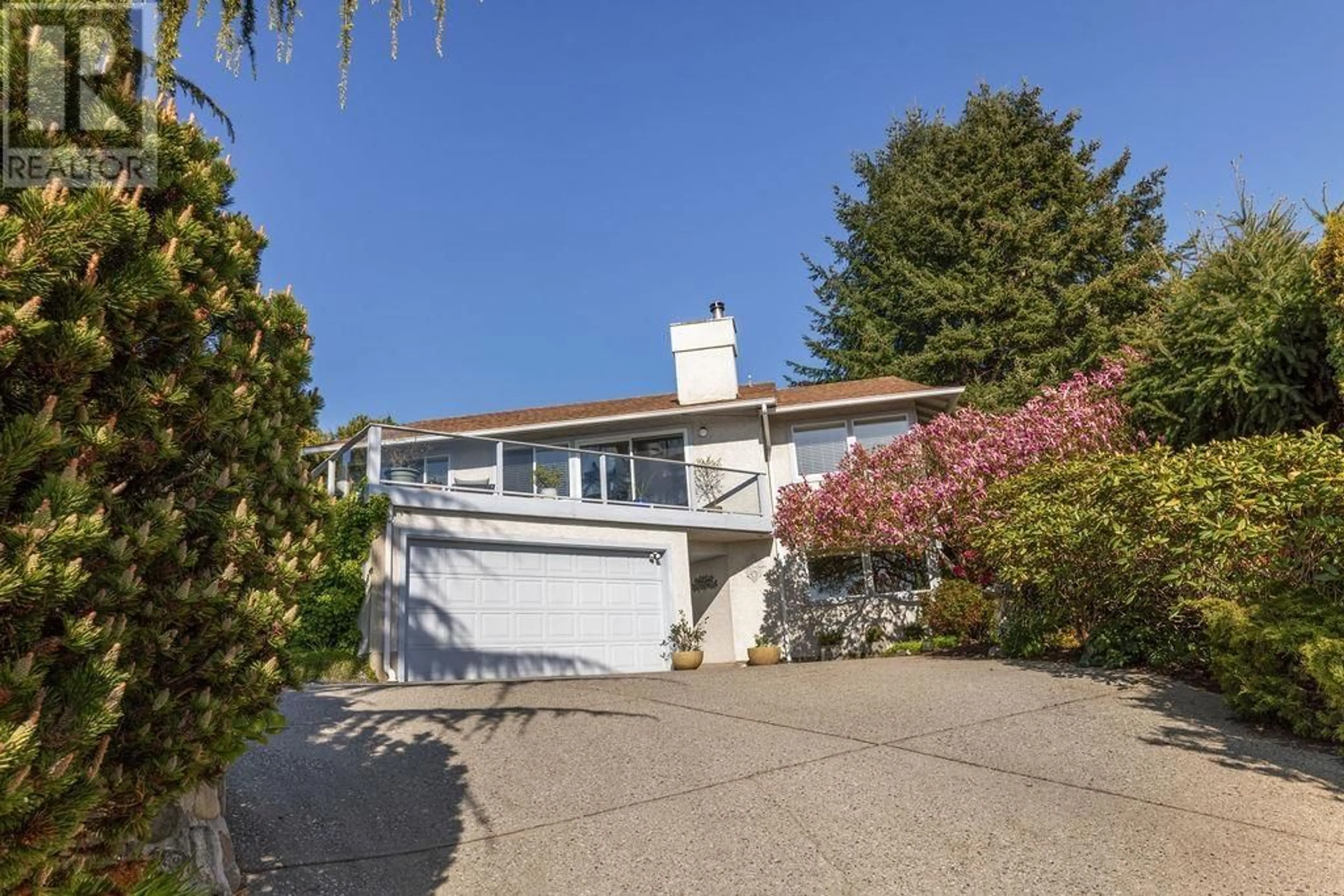 Home with vinyl exterior material, street for 308 HARRY ROAD, Gibsons British Columbia V0N1V5