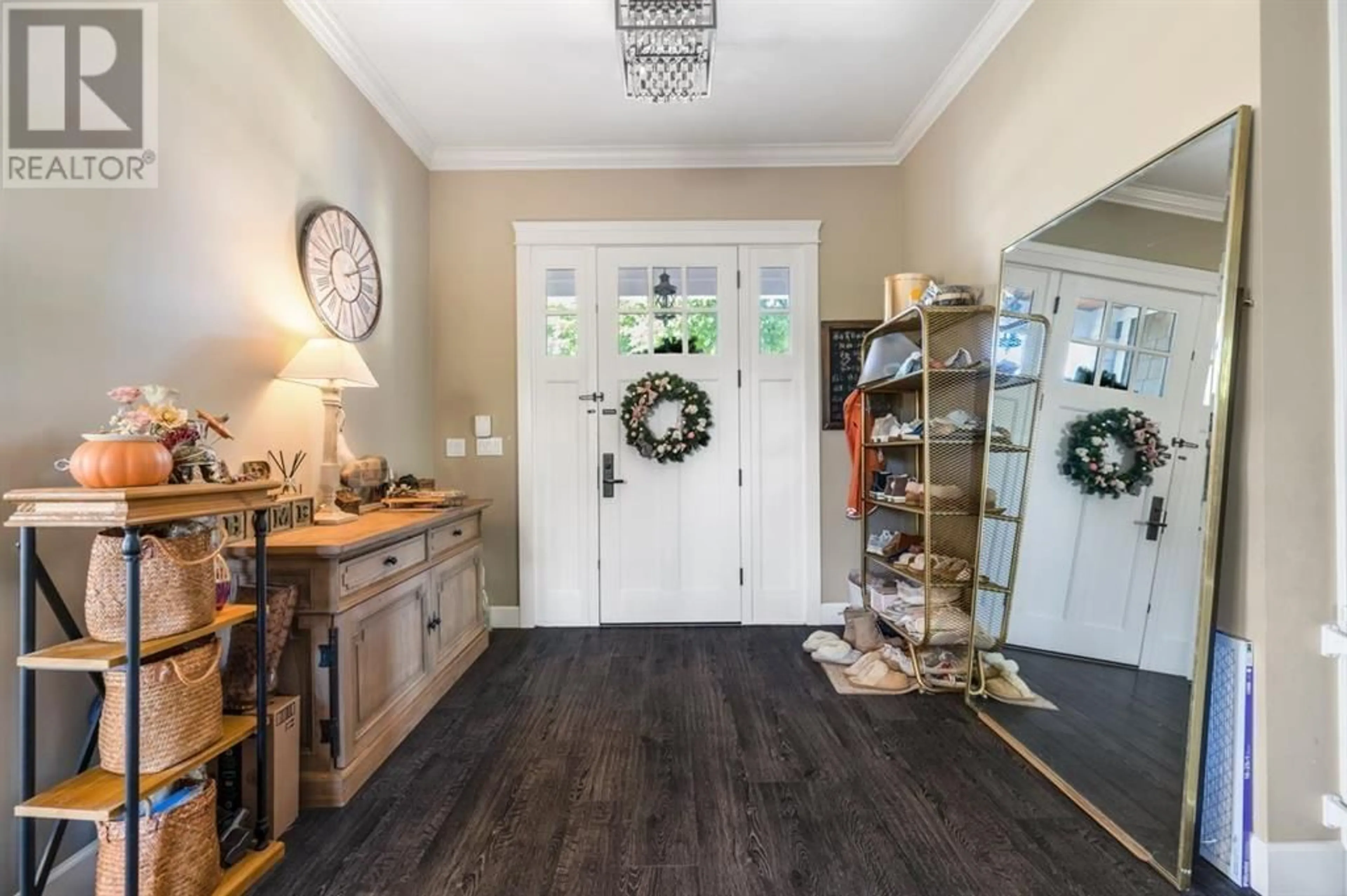 Indoor entryway for 1308 LONDON STREET, New Westminster British Columbia V3M4N5