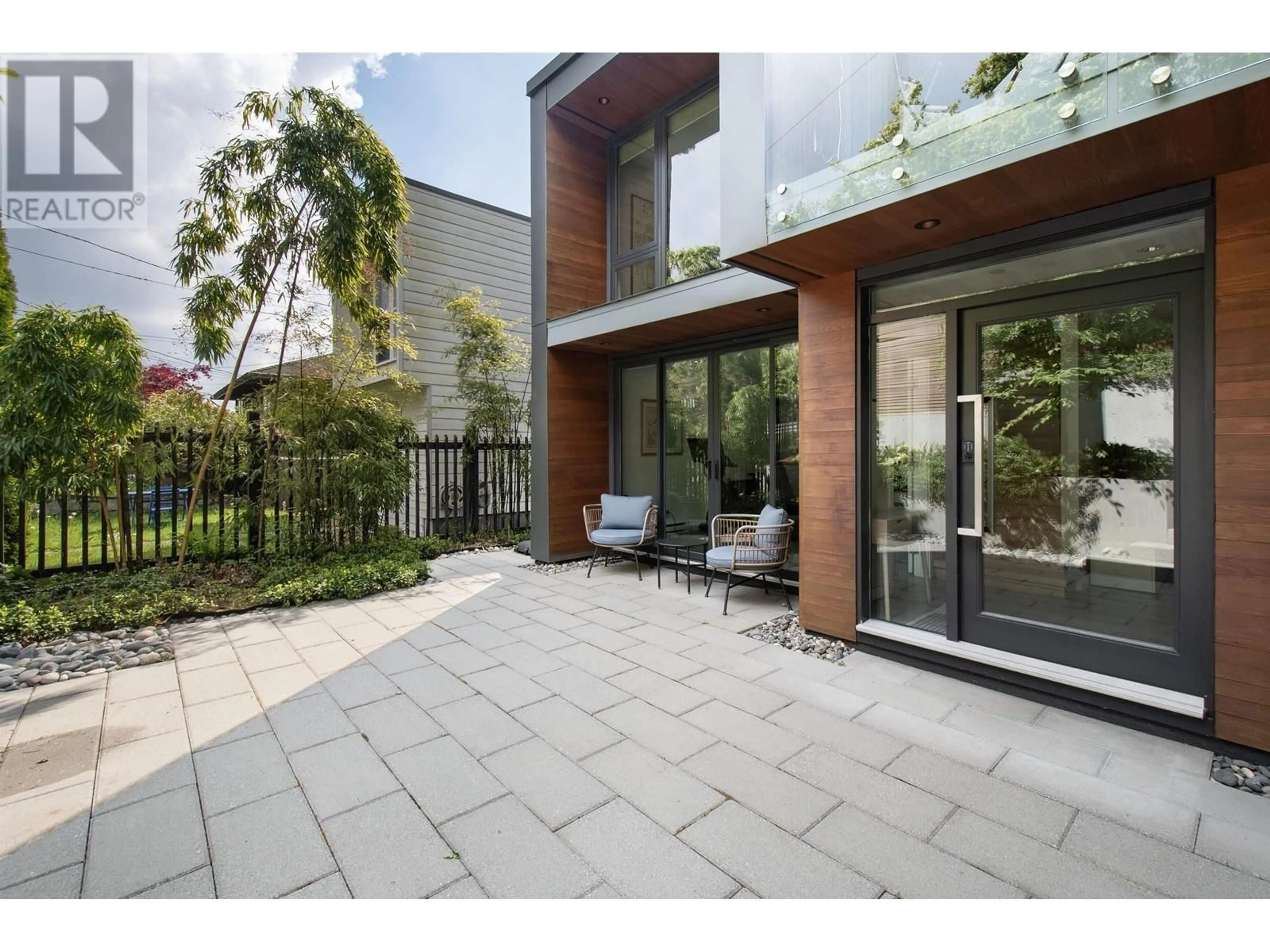 Patio, street for 3895 LONSDALE AVENUE, North Vancouver British Columbia V7N3K8