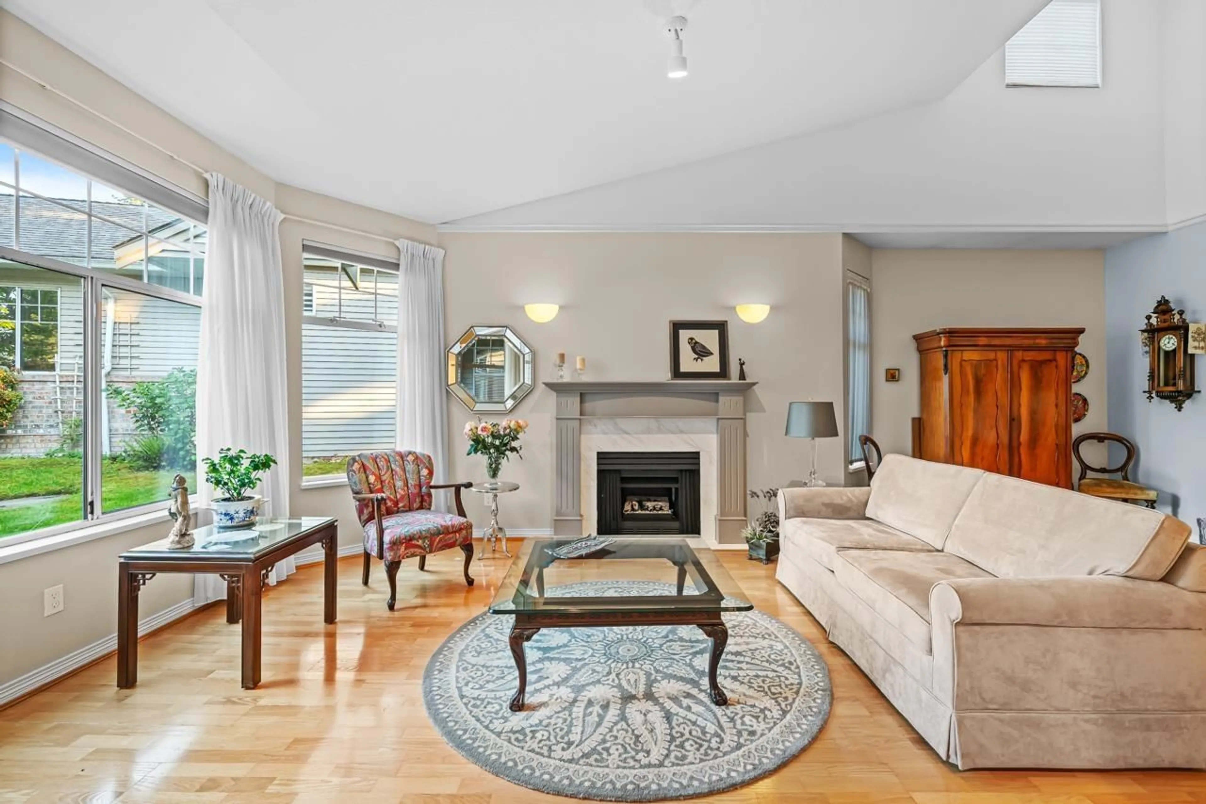 Living room with furniture, unknown for 50 - 2533 152, Surrey British Columbia V4P1N4
