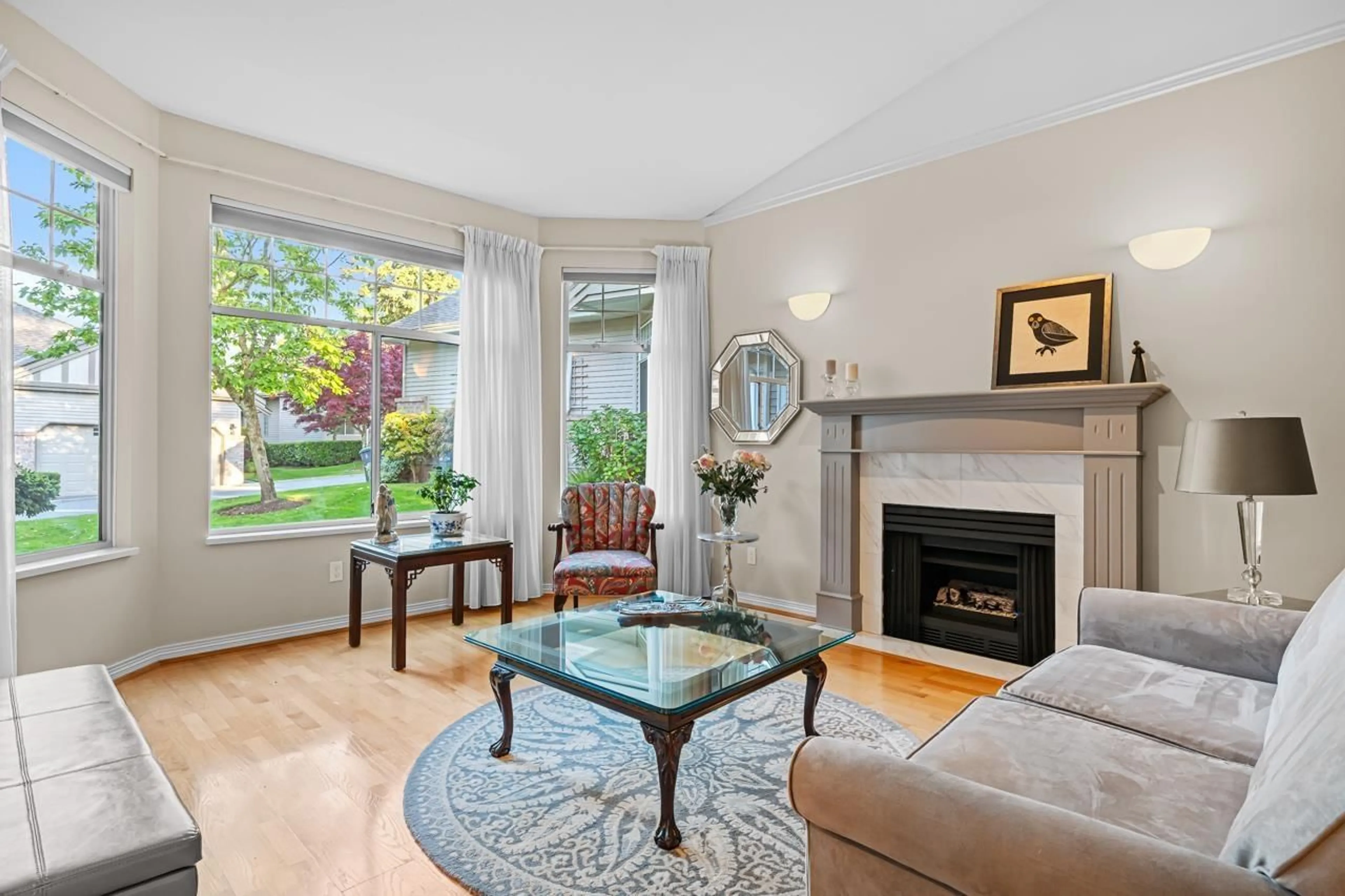 Living room with furniture, unknown for 50 - 2533 152, Surrey British Columbia V4P1N4