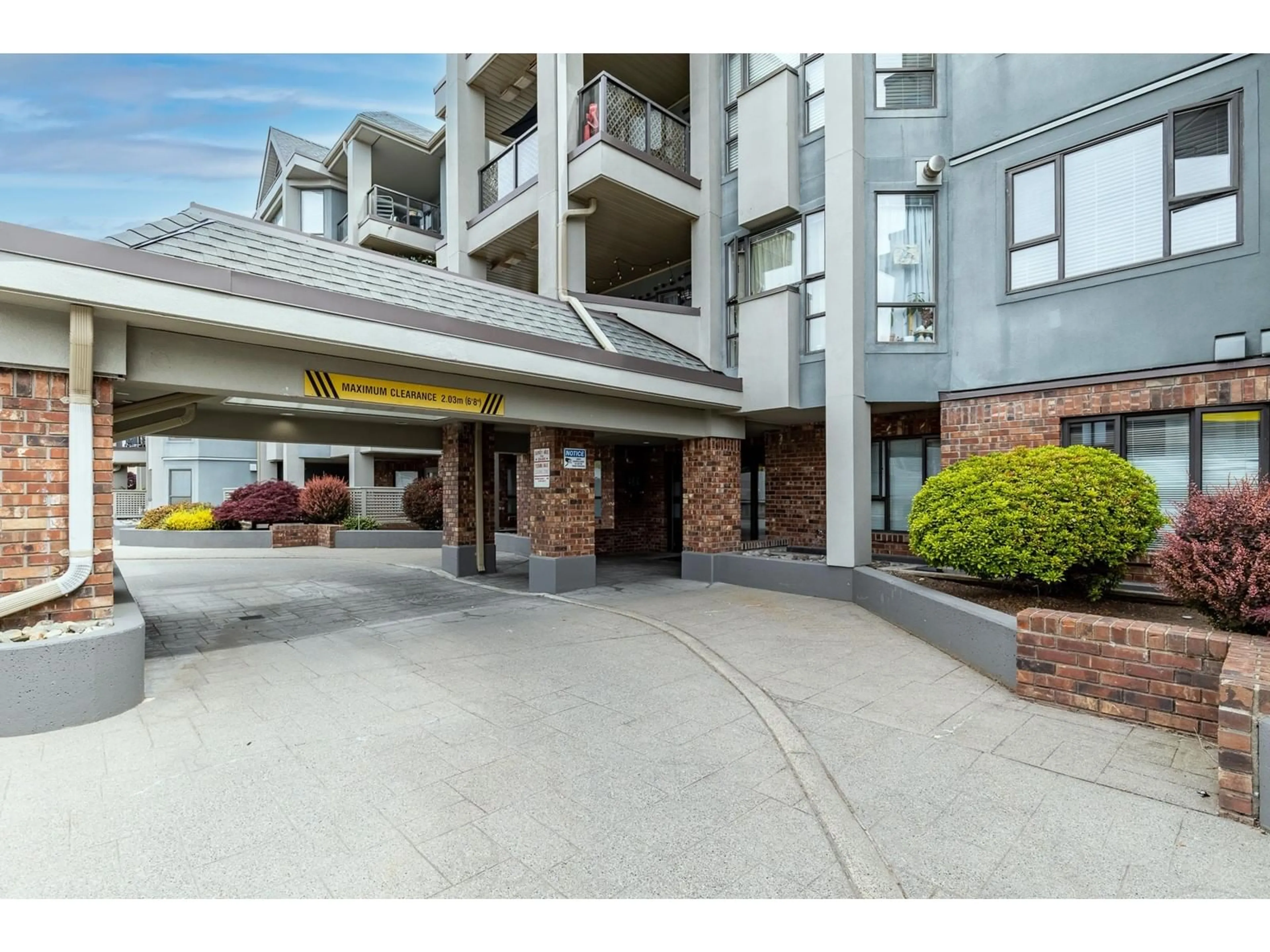 Indoor foyer for 201 - 15241 18, Surrey British Columbia V4A1W9