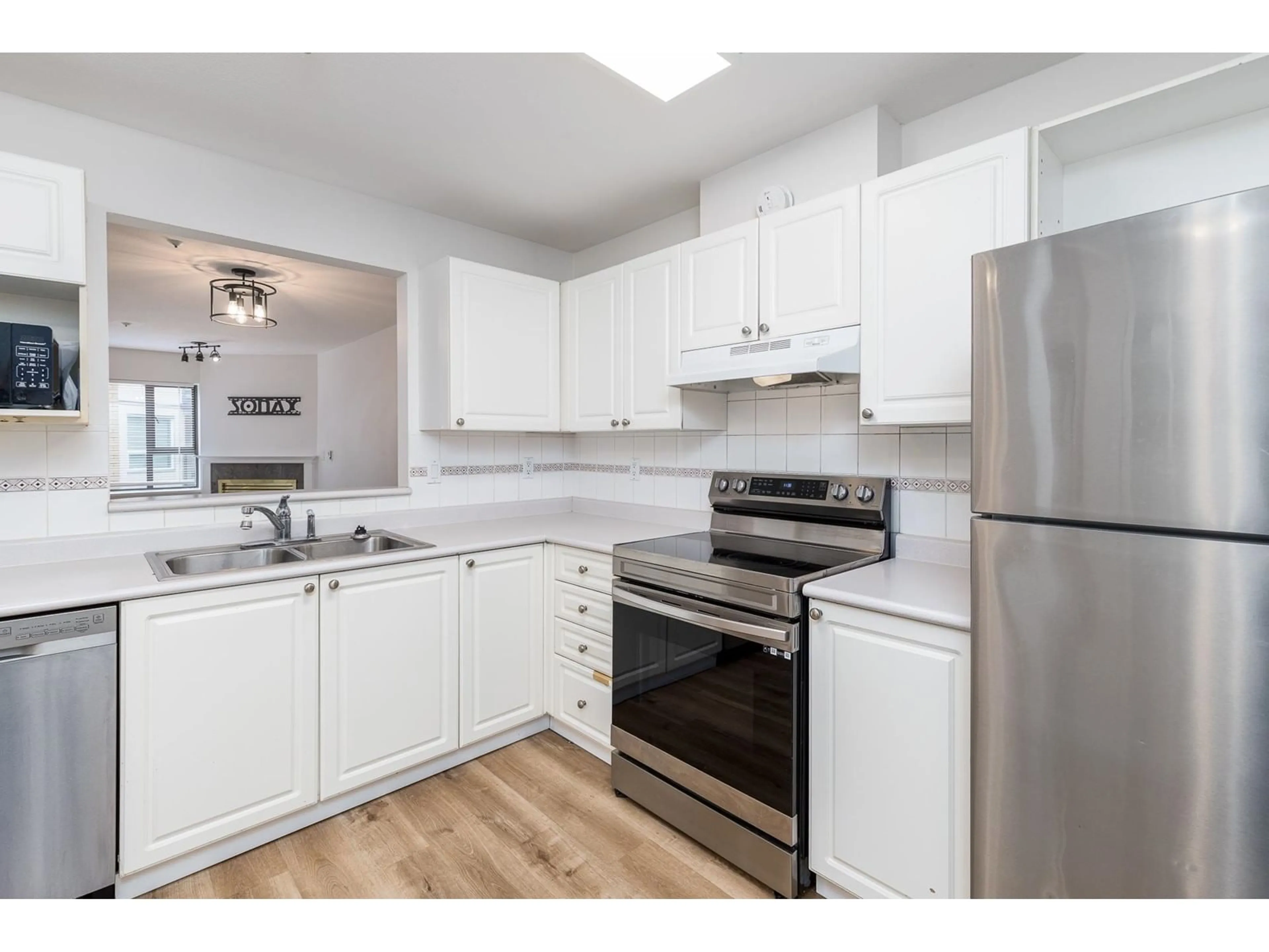 Standard kitchen, unknown for 201 - 15241 18, Surrey British Columbia V4A1W9