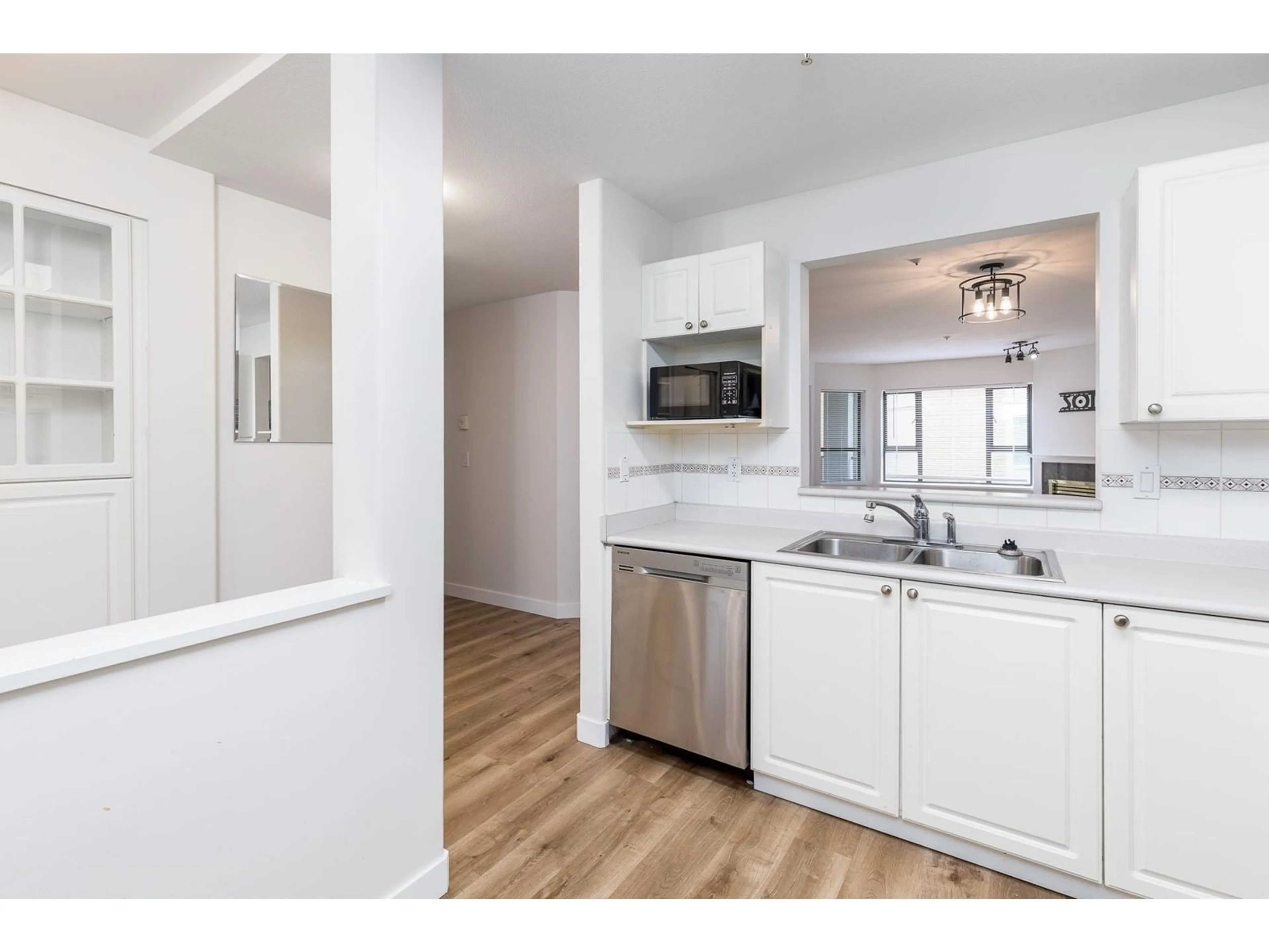 Standard kitchen, unknown for 201 - 15241 18, Surrey British Columbia V4A1W9