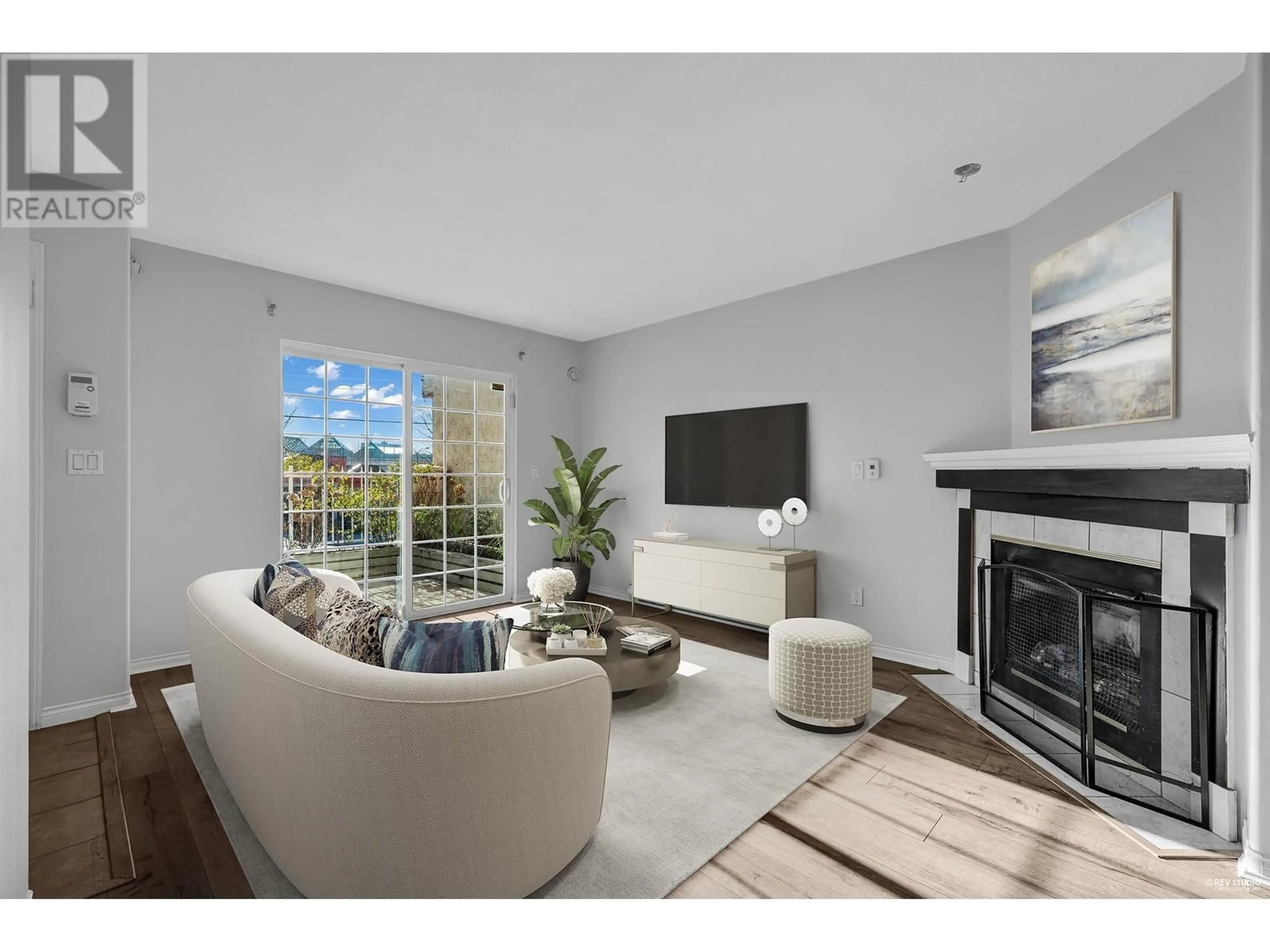 Living room with furniture, unknown for 1 - 910 16TH STREET, North Vancouver British Columbia V7P1R3