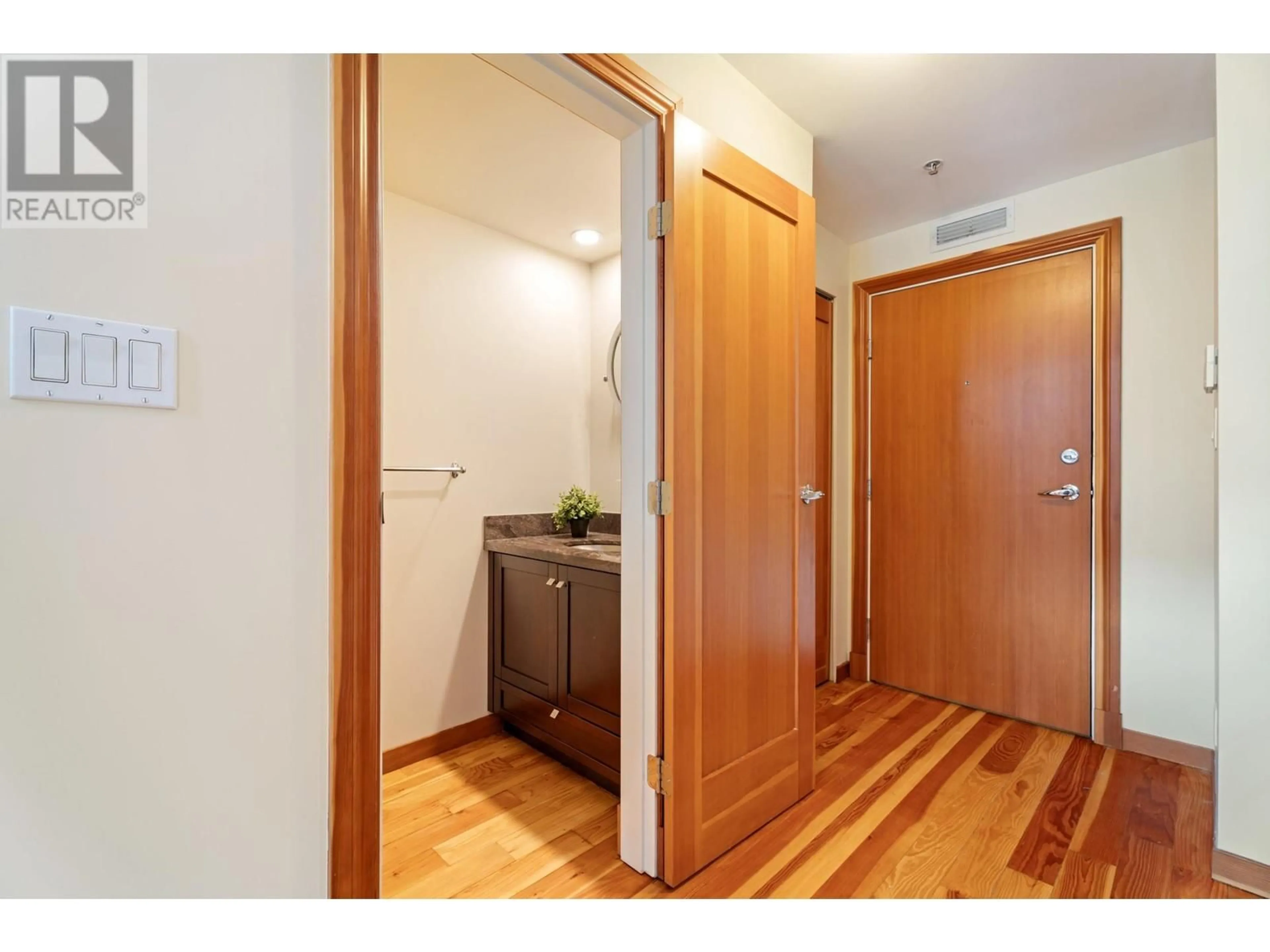 Indoor entryway for 201 - 10 RENAISSANCE SQUARE, New Westminster British Columbia V3M7B1