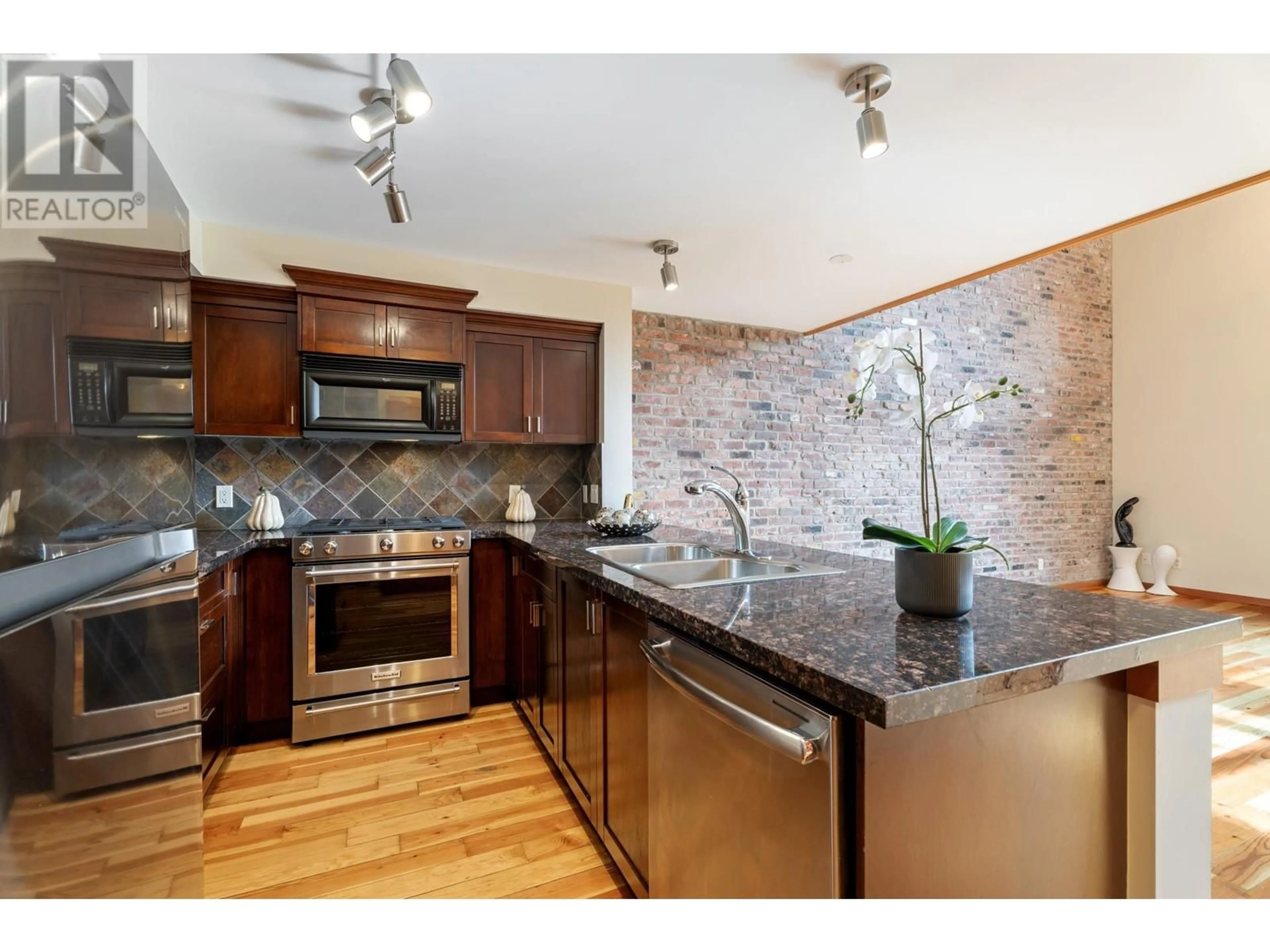 Open concept kitchen, unknown for 201 - 10 RENAISSANCE SQUARE, New Westminster British Columbia V3M7B1
