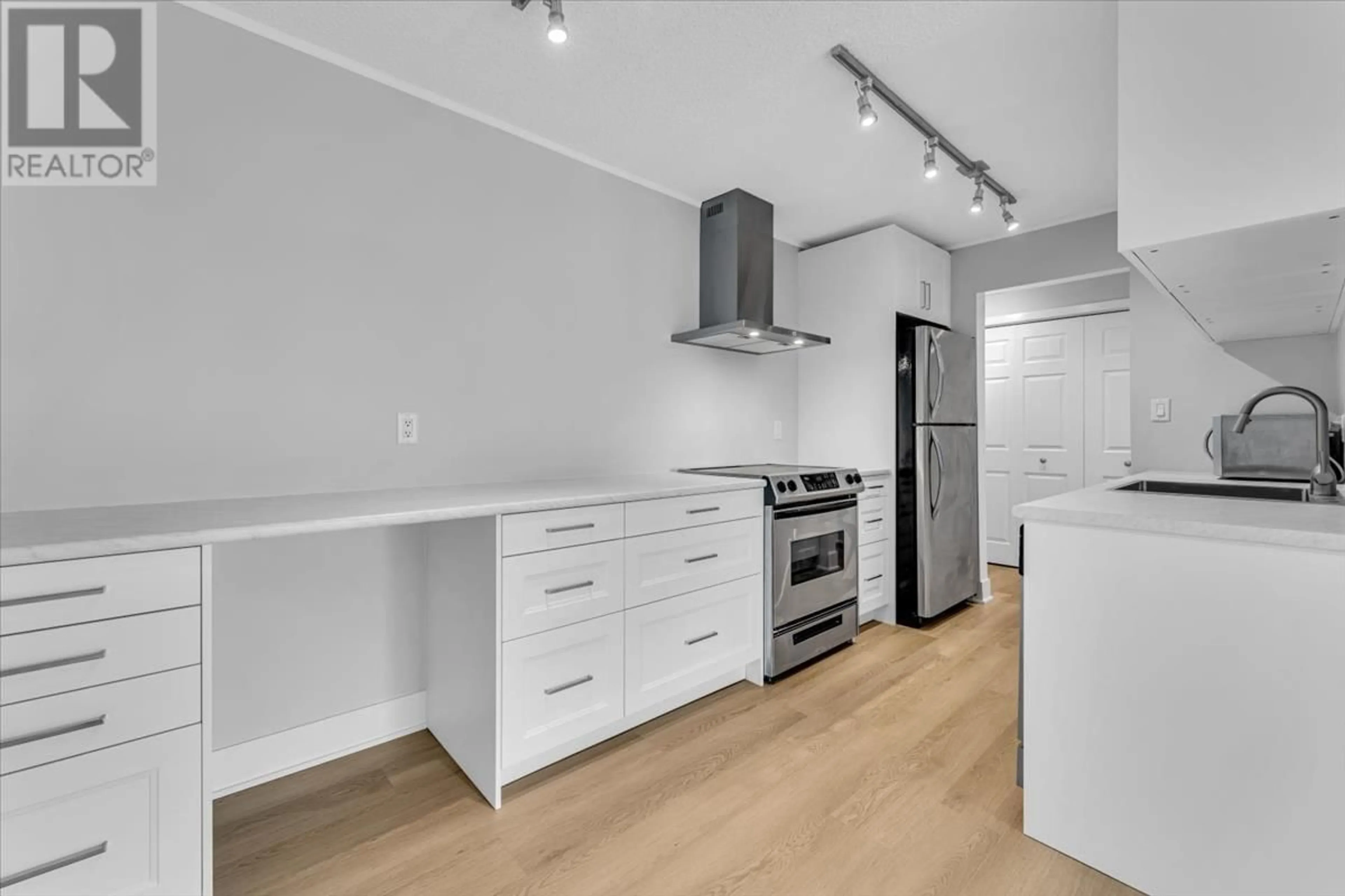 Standard kitchen, unknown for 214 - 251 4TH STREET, North Vancouver British Columbia V7M1H8