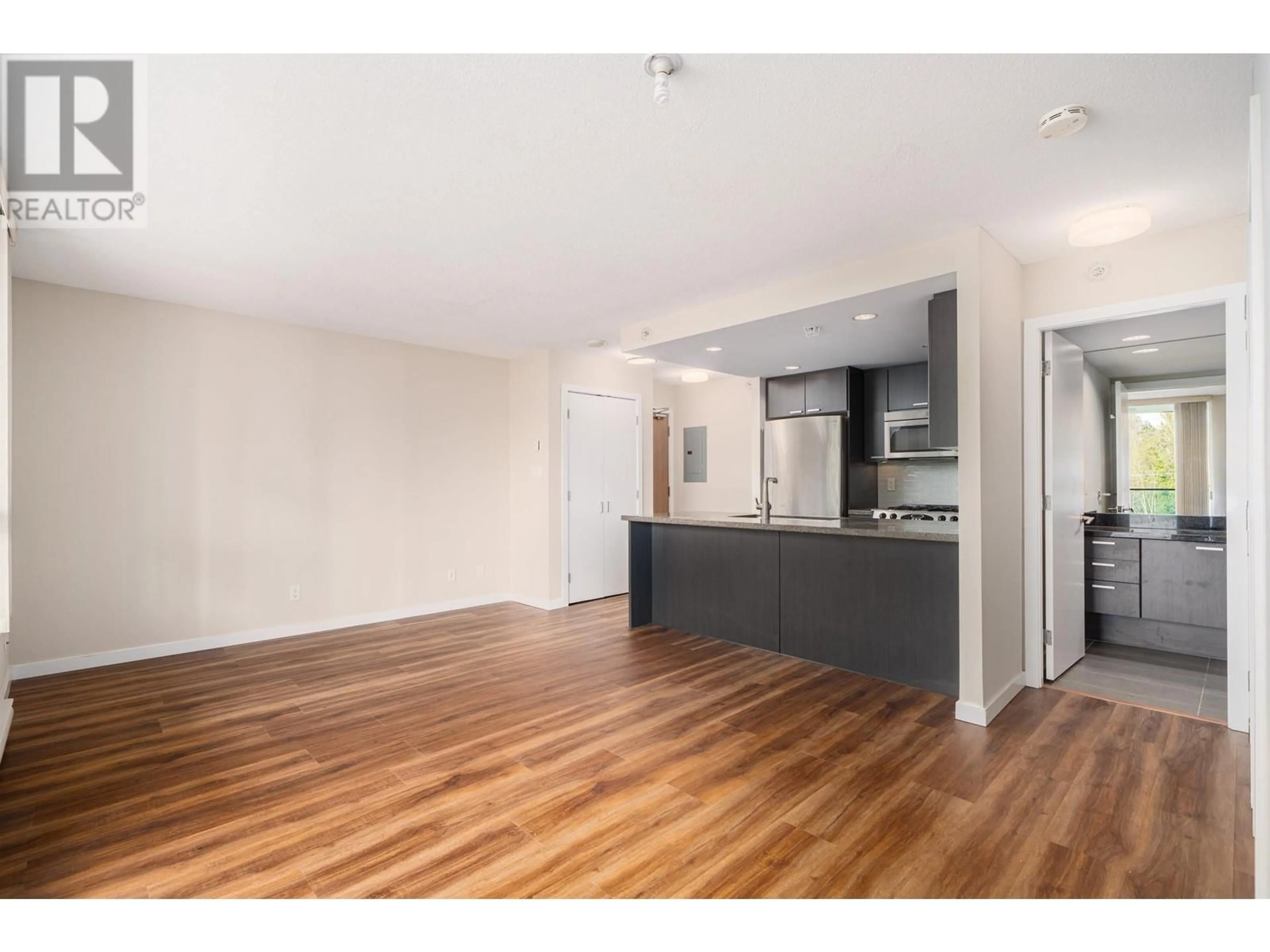Open concept kitchen, wood/laminate floor for 801 - 2200 DOUGLAS ROAD, Burnaby British Columbia V5C0G8