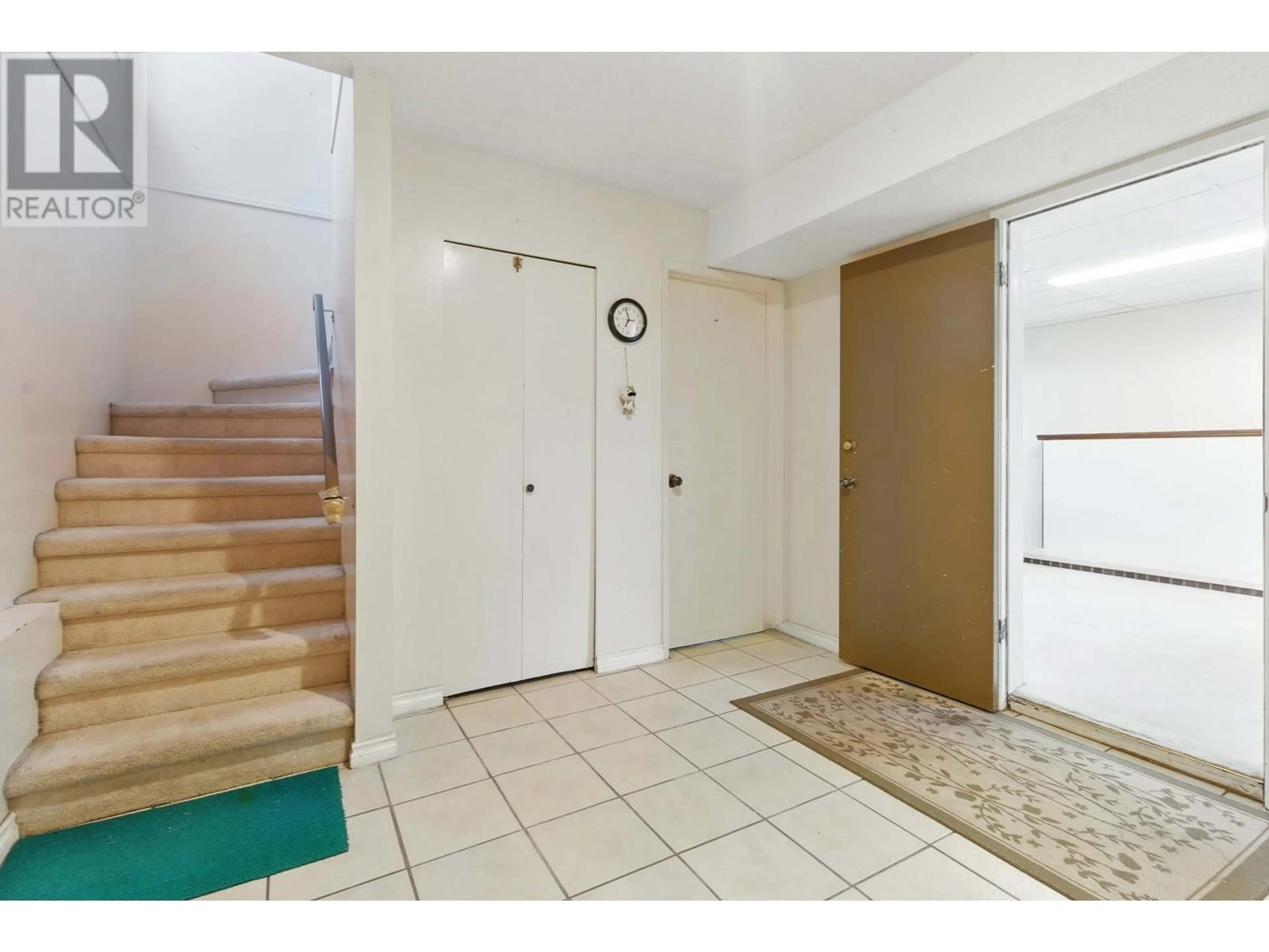 Indoor foyer for 852 50TH AVENUE, Vancouver British Columbia V5X1B5