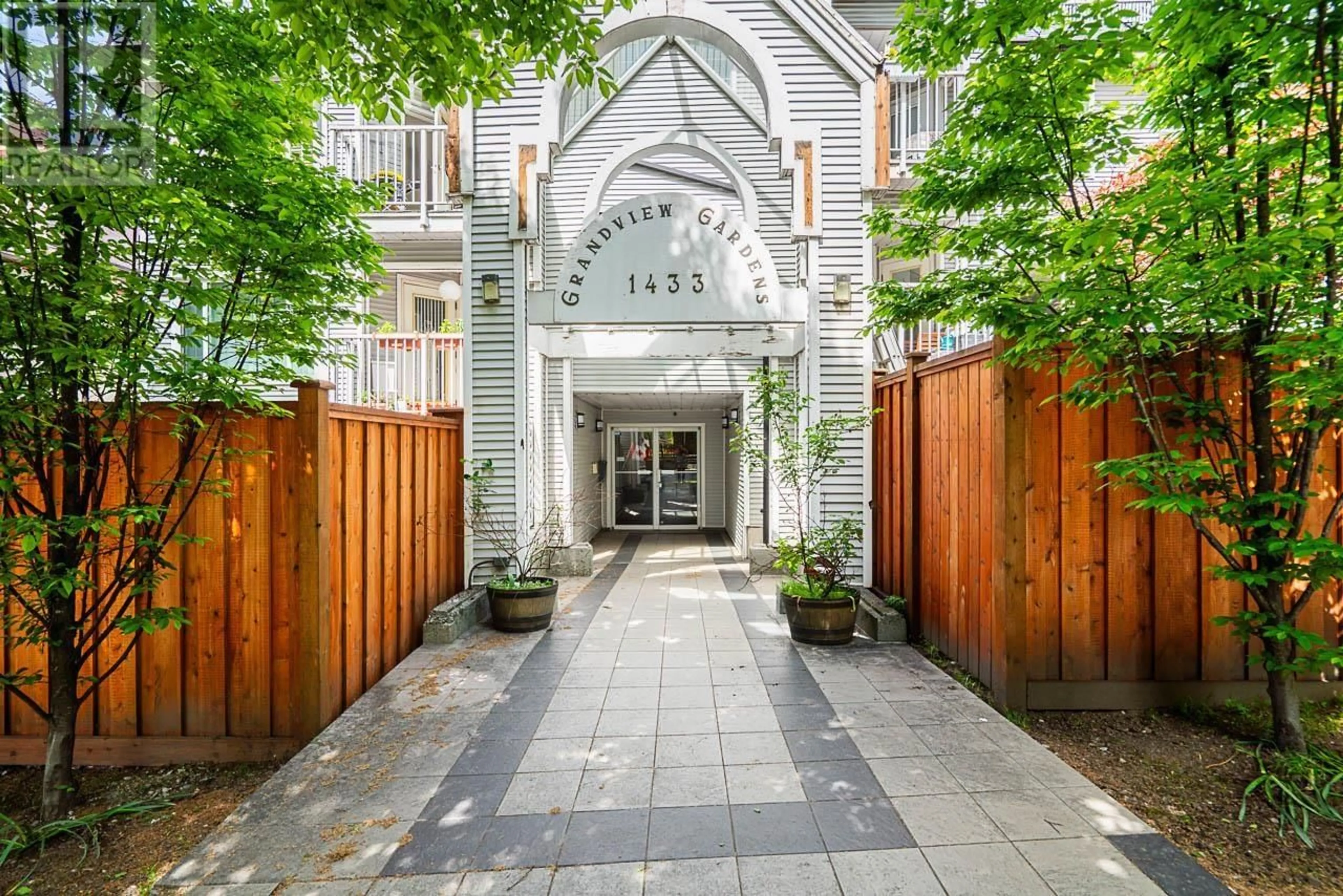 Indoor entryway for PH1 - 1433 1ST AVENUE, Vancouver British Columbia V5N1A4