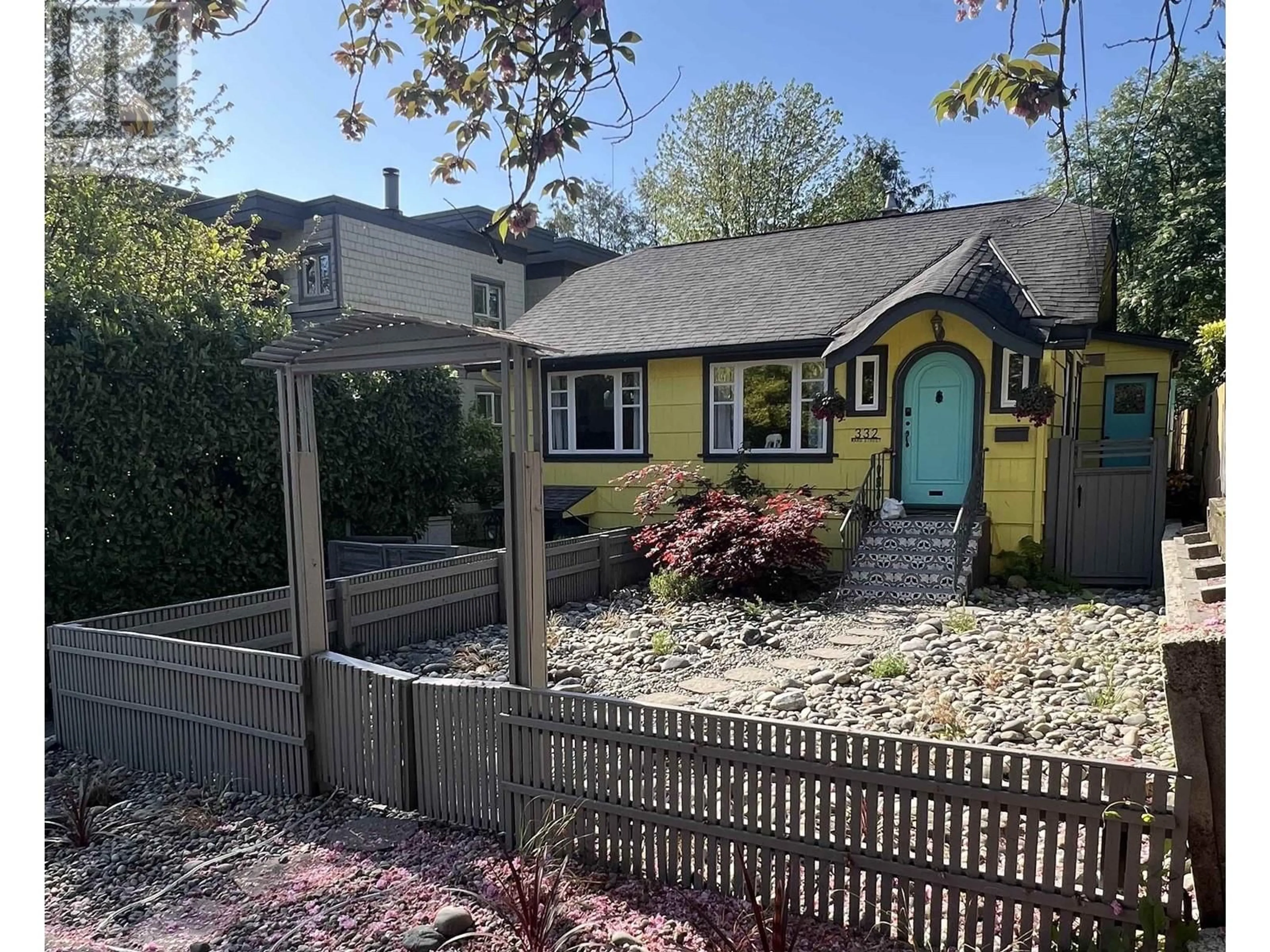 A pic from outside/outdoor area/front of a property/back of a property/a pic from drone, street for 332 WARD STREET, New Westminster British Columbia V3L3N8