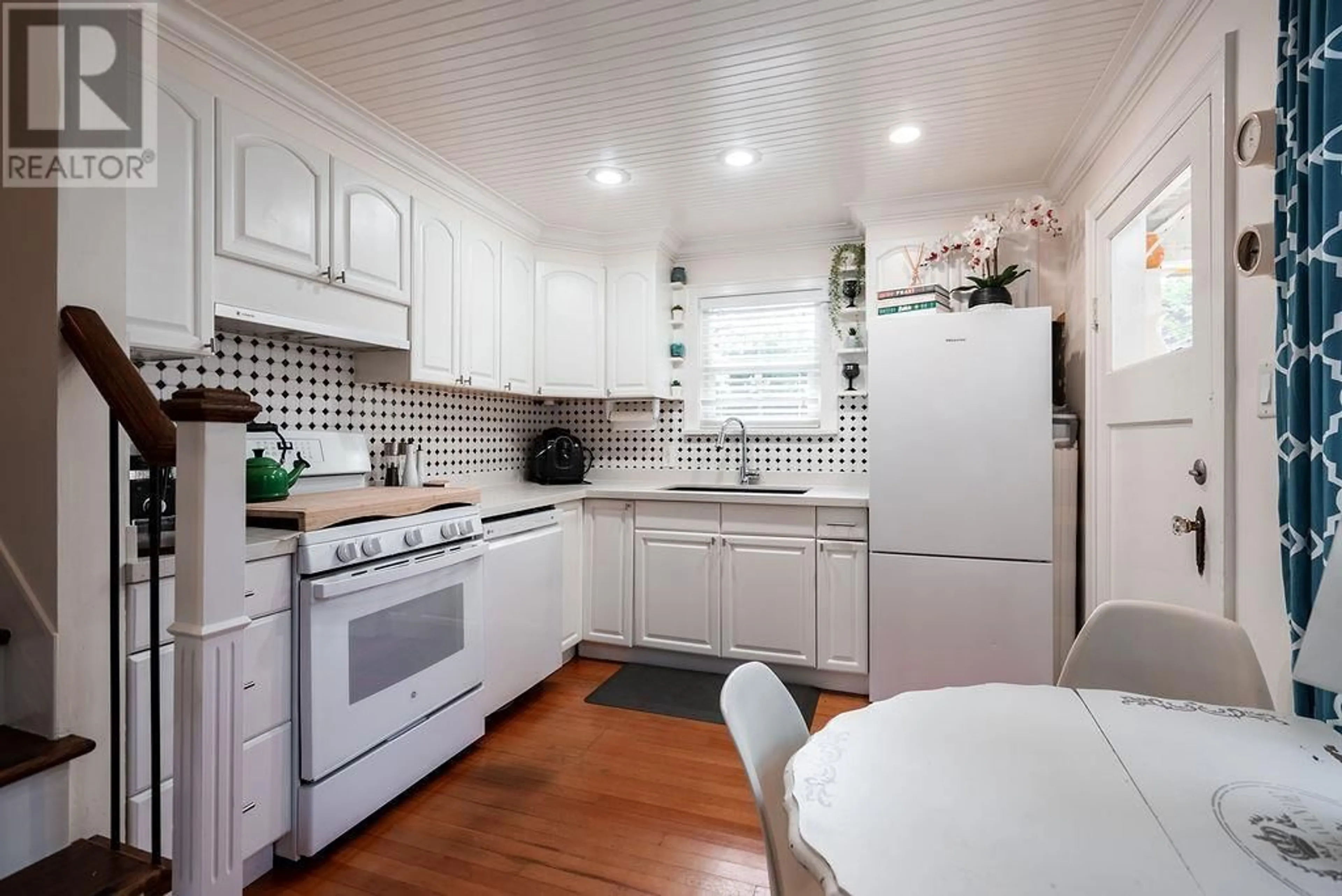Standard kitchen, unknown for 332 WARD STREET, New Westminster British Columbia V3L3N8