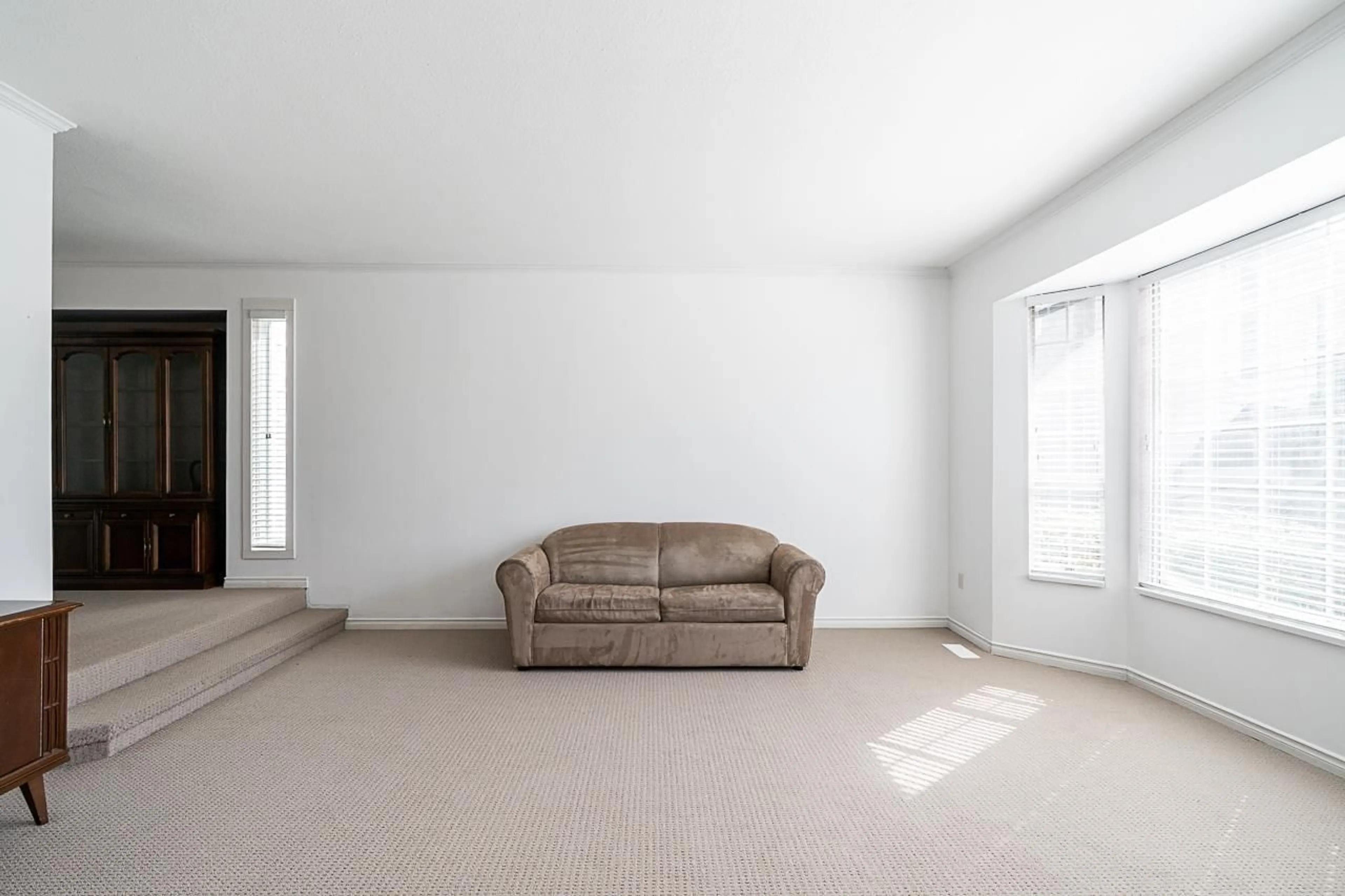 Living room with furniture, unknown for 6064 180A, Surrey British Columbia V3S6W6