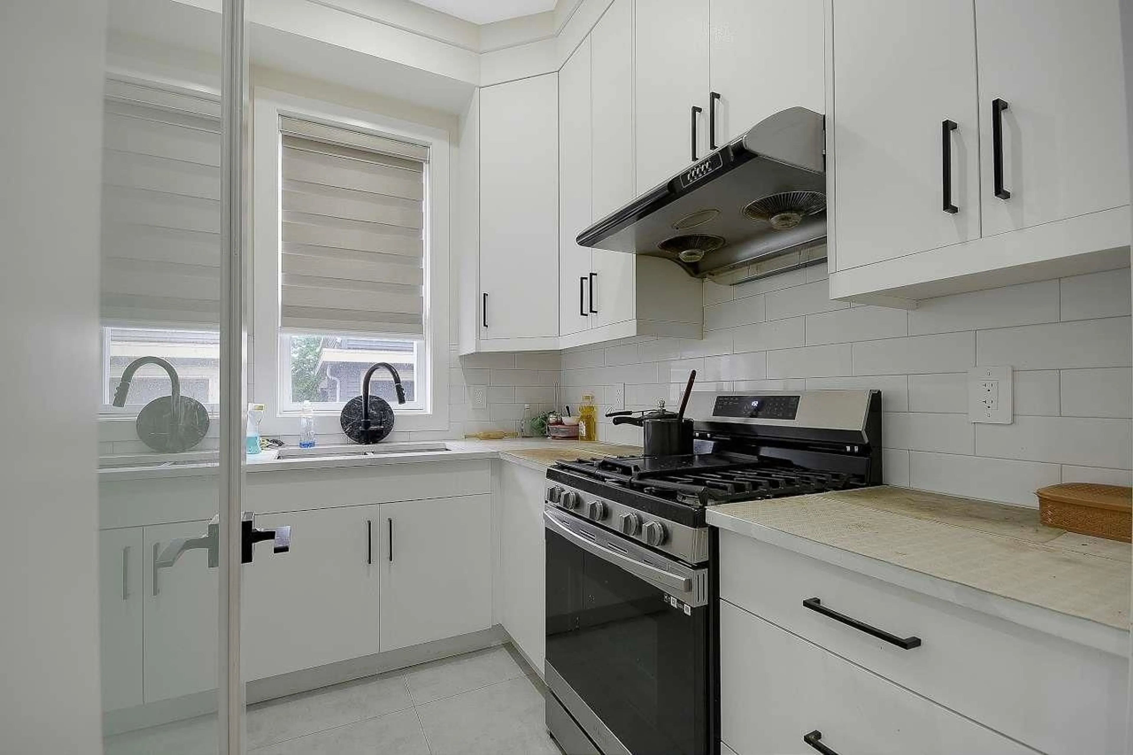 Standard kitchen, ceramic/tile floor for 19121 67, Surrey British Columbia V4N6A4