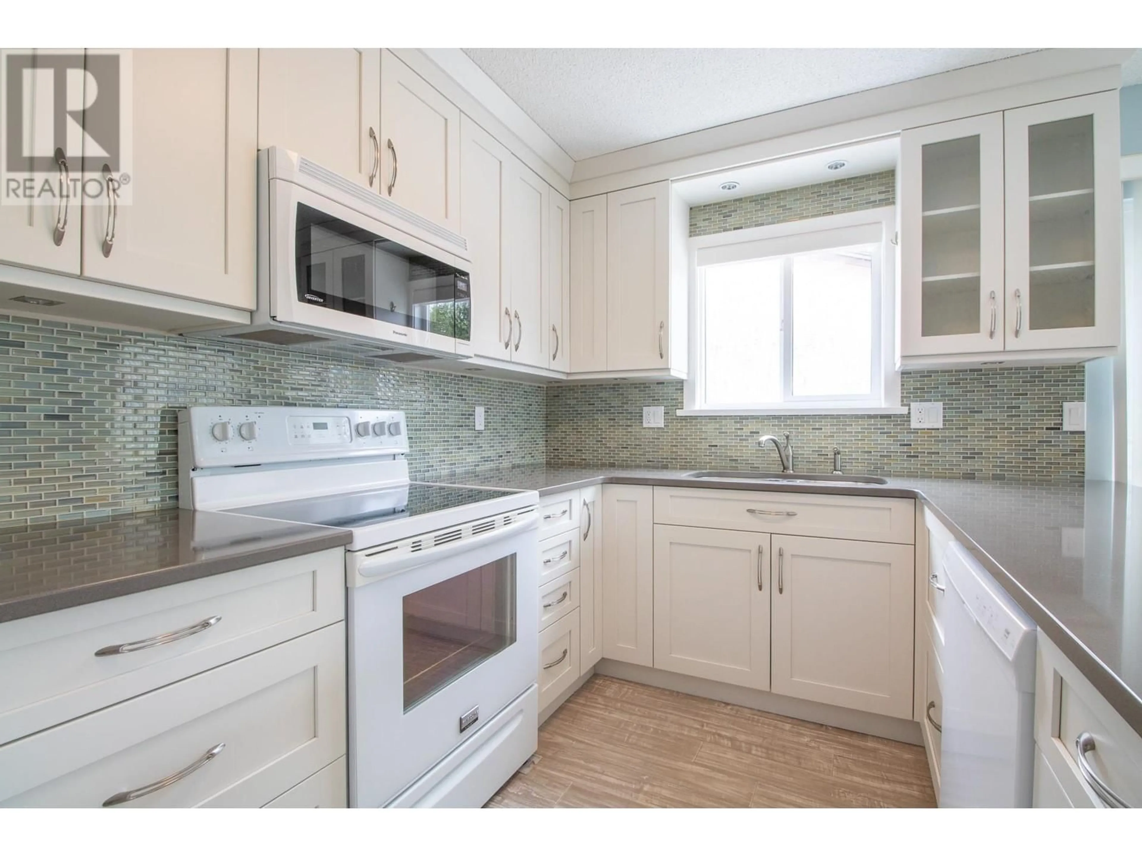 Standard kitchen, ceramic/tile floor for 1962 FLYNN CRESCENT, Coquitlam British Columbia V3E1W5