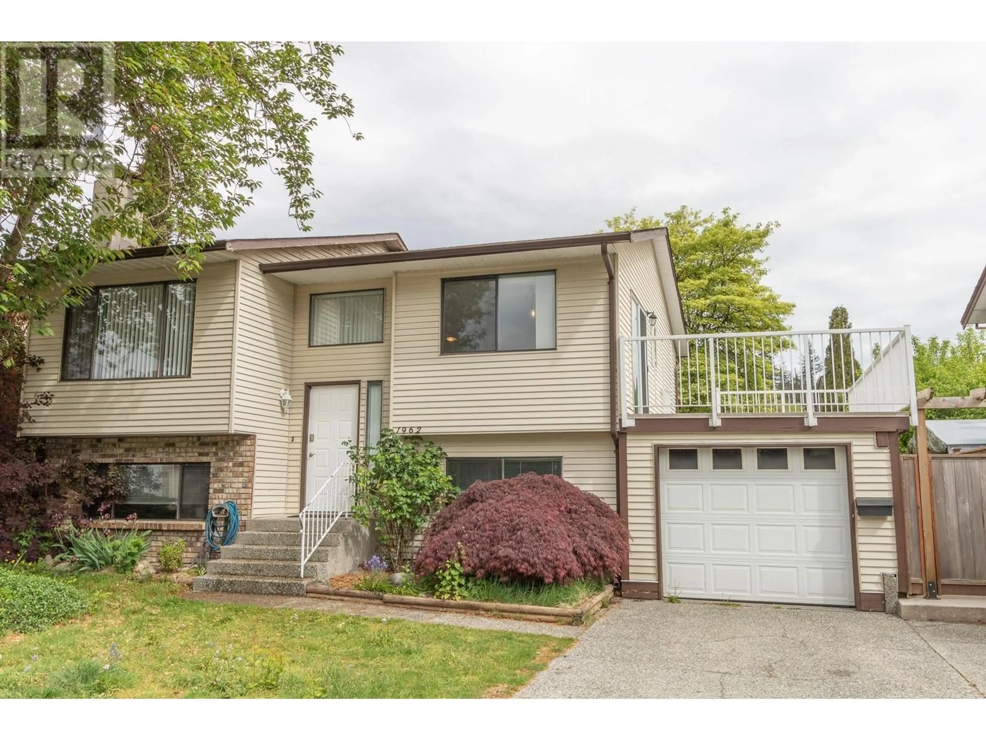 Home with vinyl exterior material, street for 1962 FLYNN CRESCENT, Coquitlam British Columbia V3E1W5