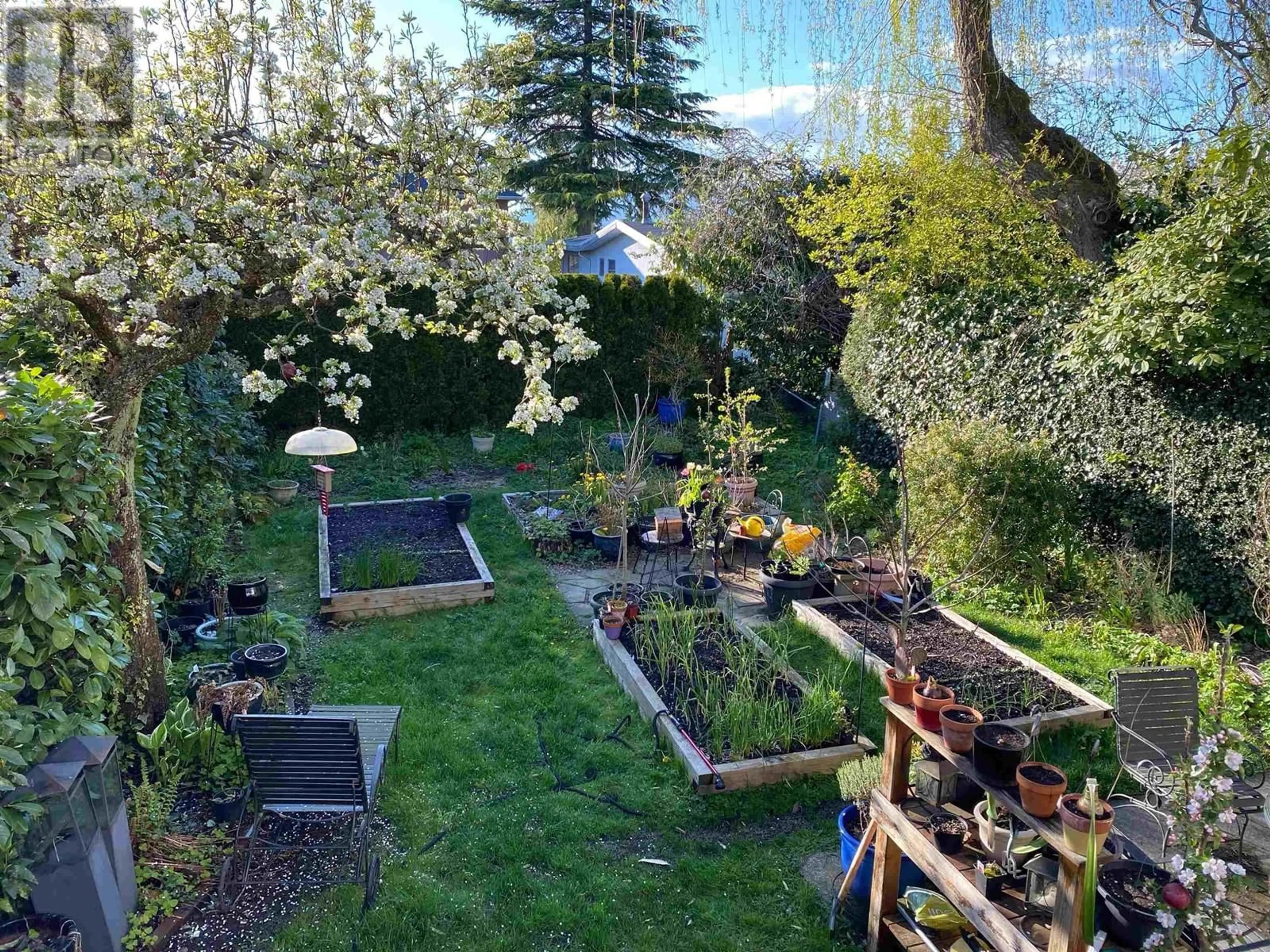 A pic from outside/outdoor area/front of a property/back of a property/a pic from drone, unknown for 4533 GOTHARD STREET, Vancouver British Columbia V5R3K8