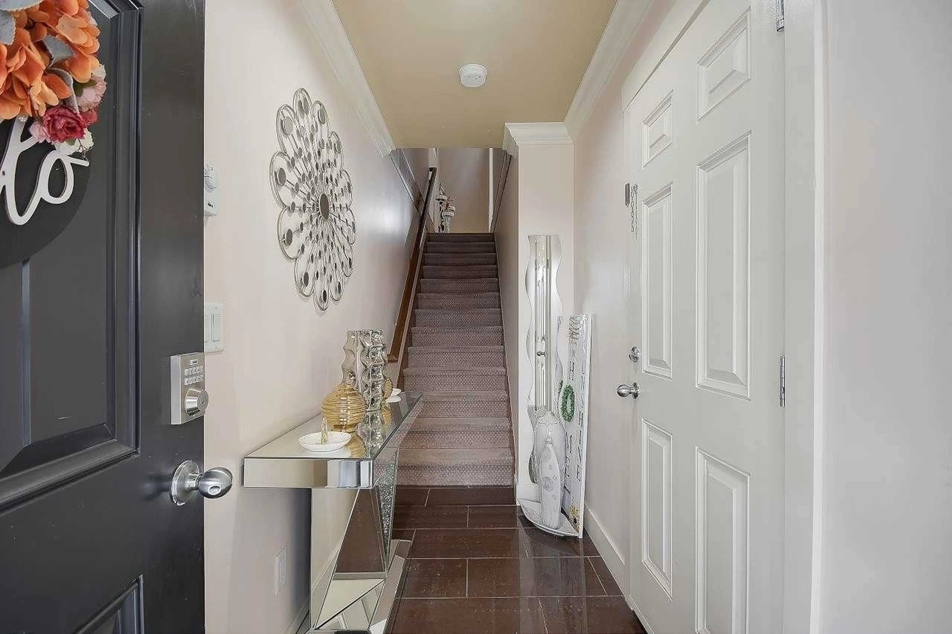 Indoor entryway for 13 - 7156 144, Surrey British Columbia V3W1V5