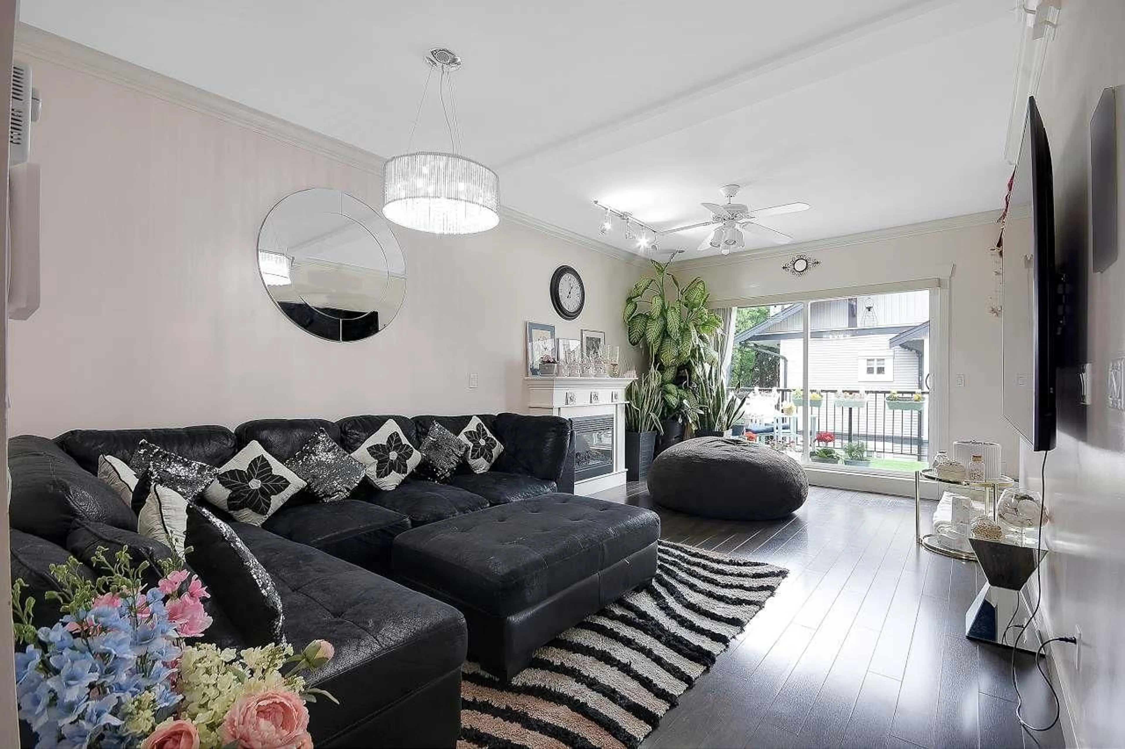 Living room with furniture, unknown for 13 - 7156 144, Surrey British Columbia V3W1V5