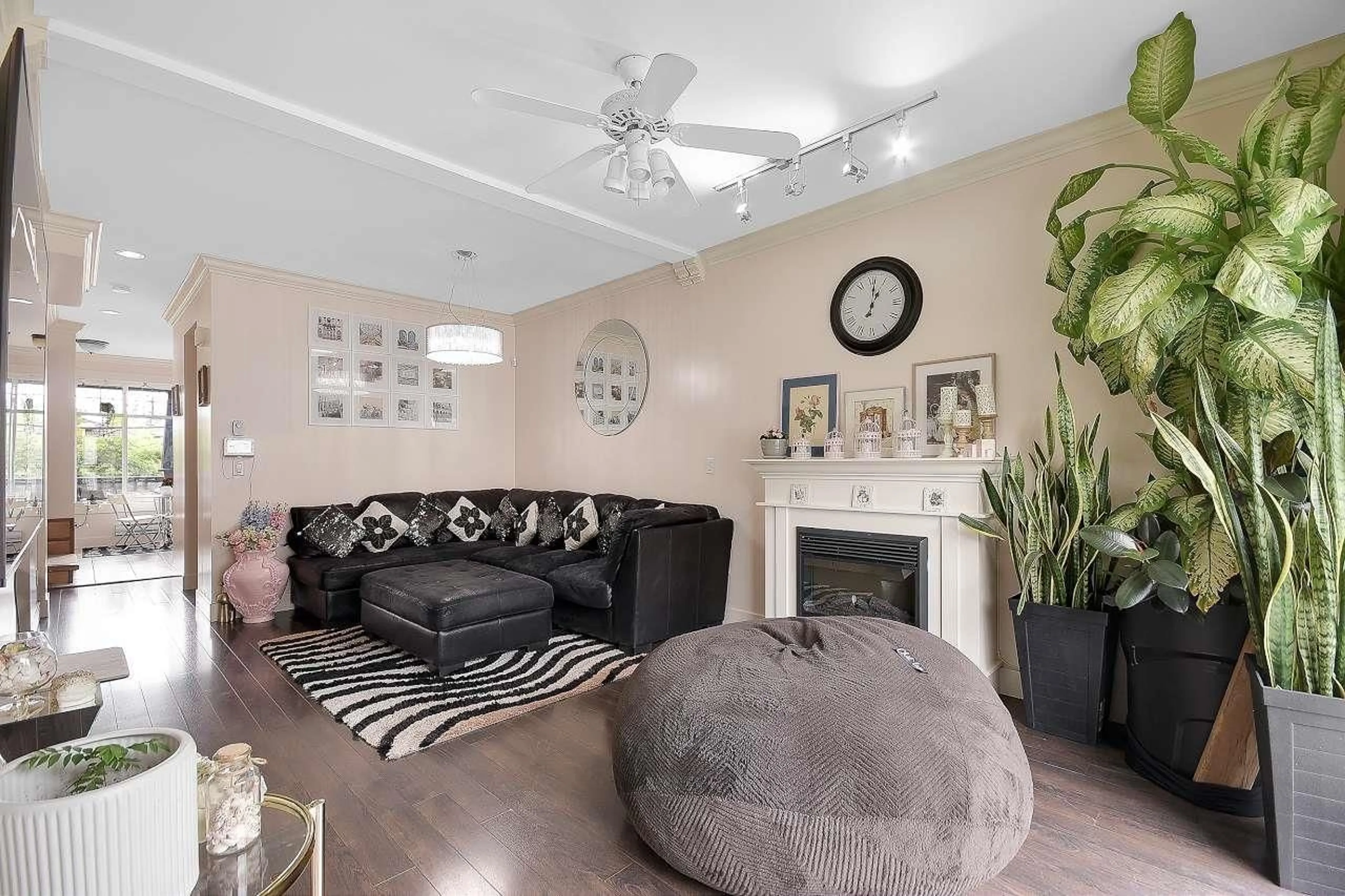 Living room with furniture, unknown for 13 - 7156 144, Surrey British Columbia V3W1V5
