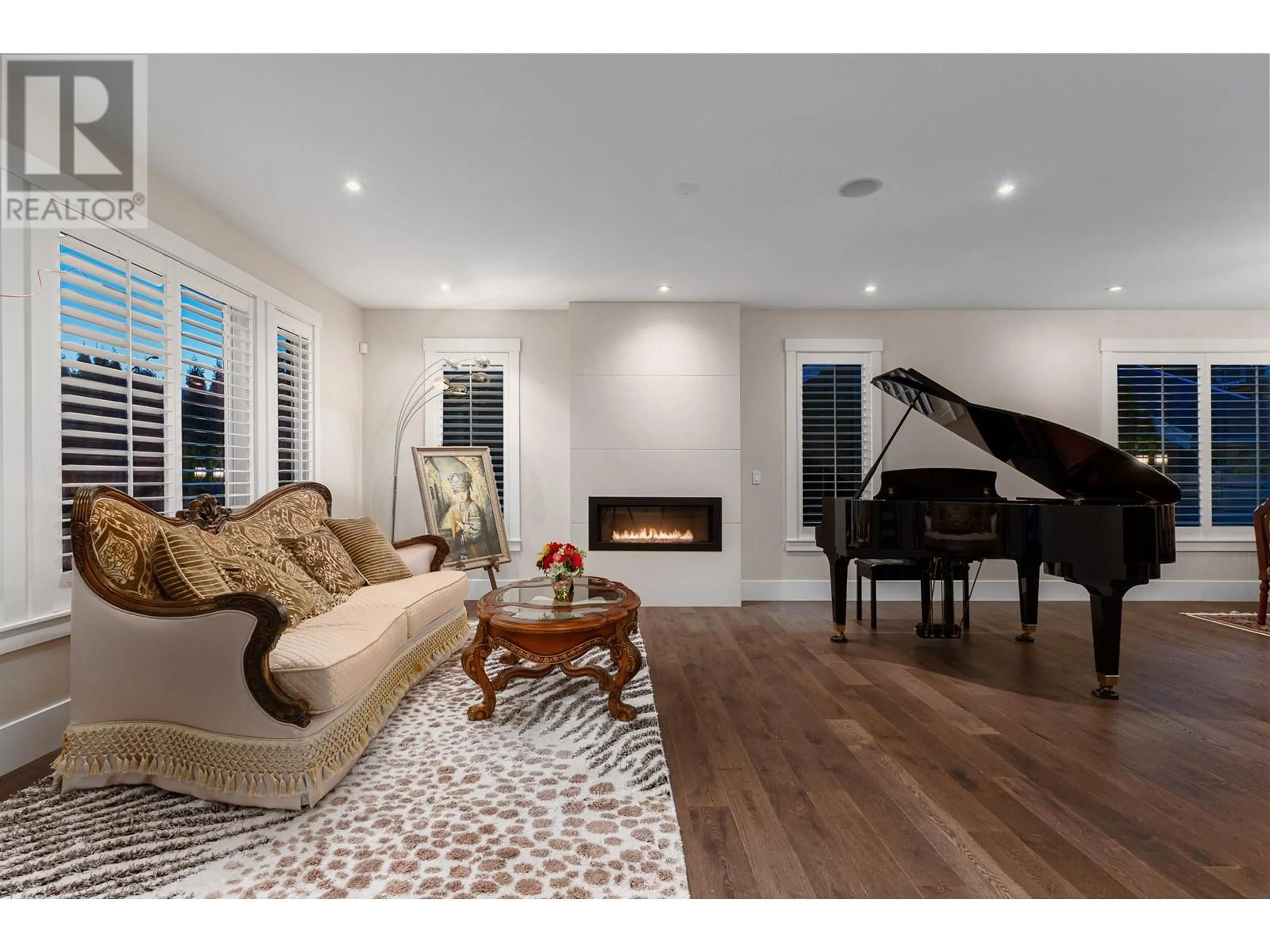 Living room with furniture, wood/laminate floor for 4168 HIGHLAND BOULEVARD, North Vancouver British Columbia V7R2Z6