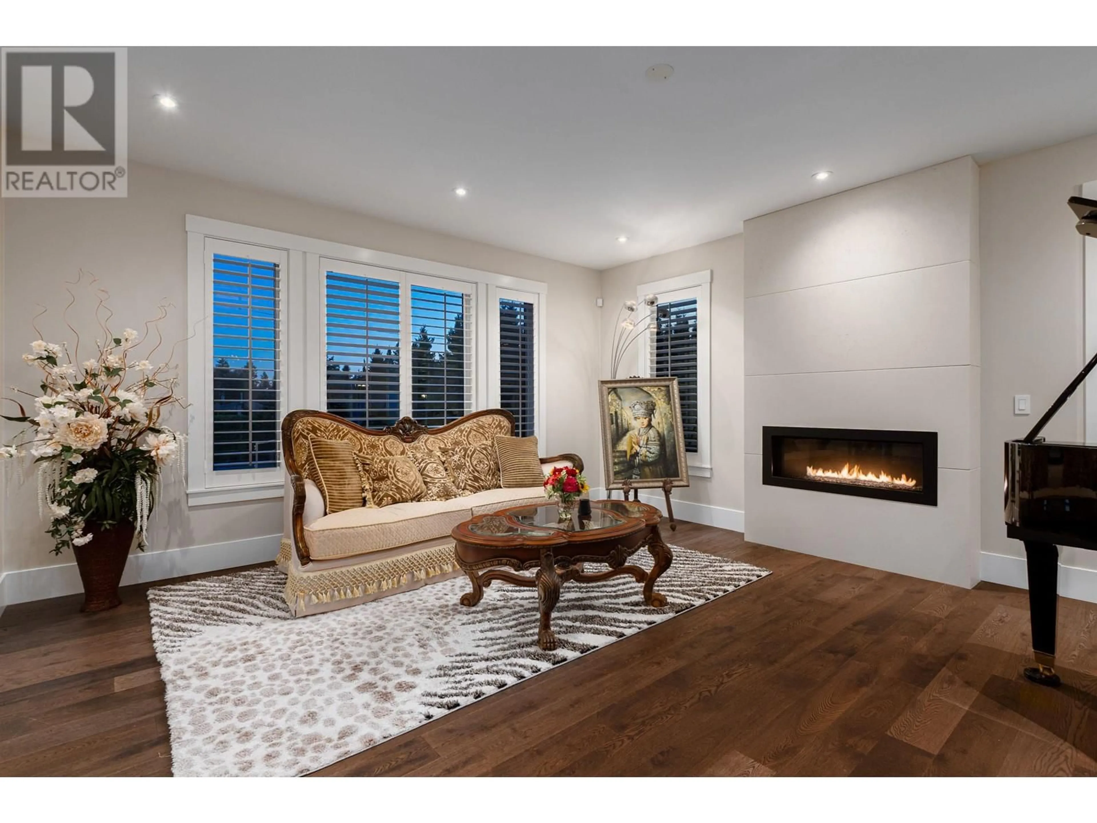 Living room with furniture, wood/laminate floor for 4168 HIGHLAND BOULEVARD, North Vancouver British Columbia V7R2Z6