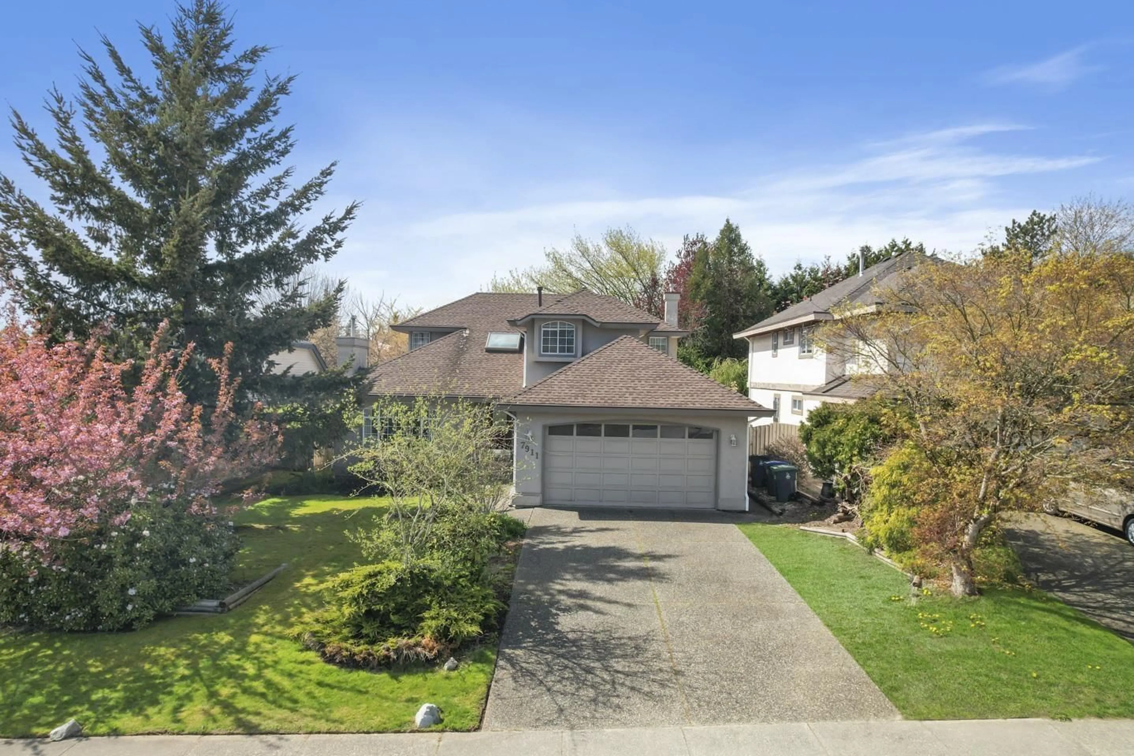 A pic from outside/outdoor area/front of a property/back of a property/a pic from drone, street for 7911 164, Surrey British Columbia V4N0M6