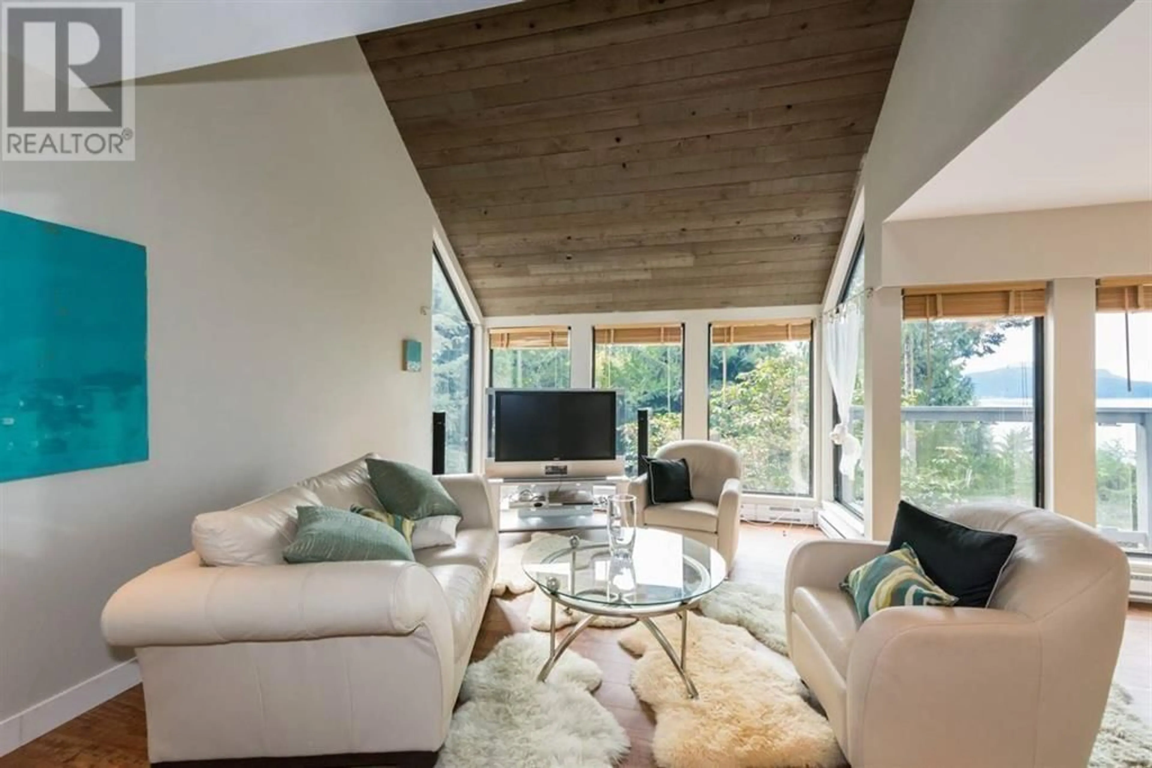 Living room with furniture, wood/laminate floor for 430 BAYVIEW ROAD, West Vancouver British Columbia V0N2E0