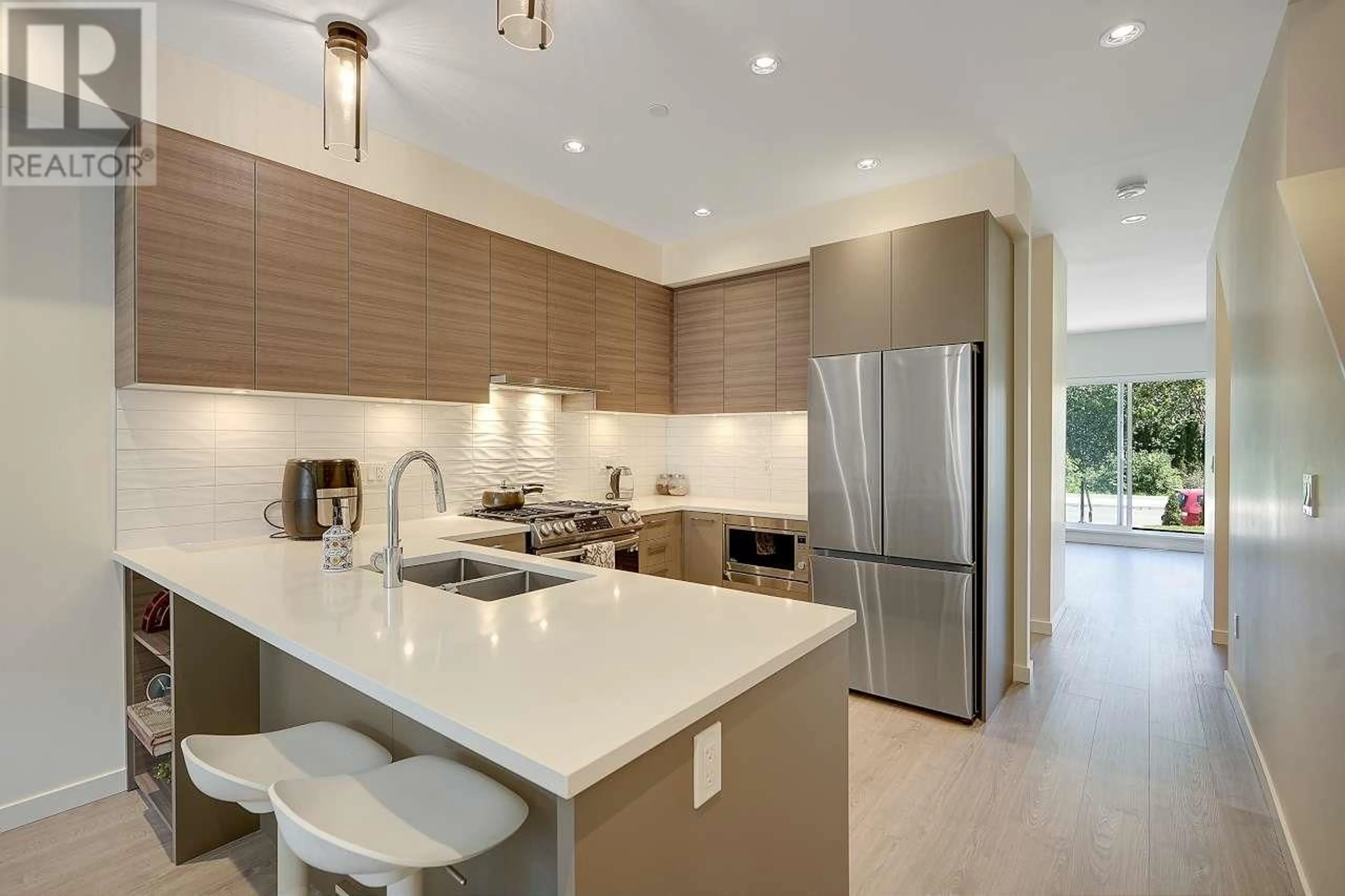 Contemporary kitchen, ceramic/tile floor for 4 - 629 SOUTH DYKE ROAD, New Westminster British Columbia V3M0N3