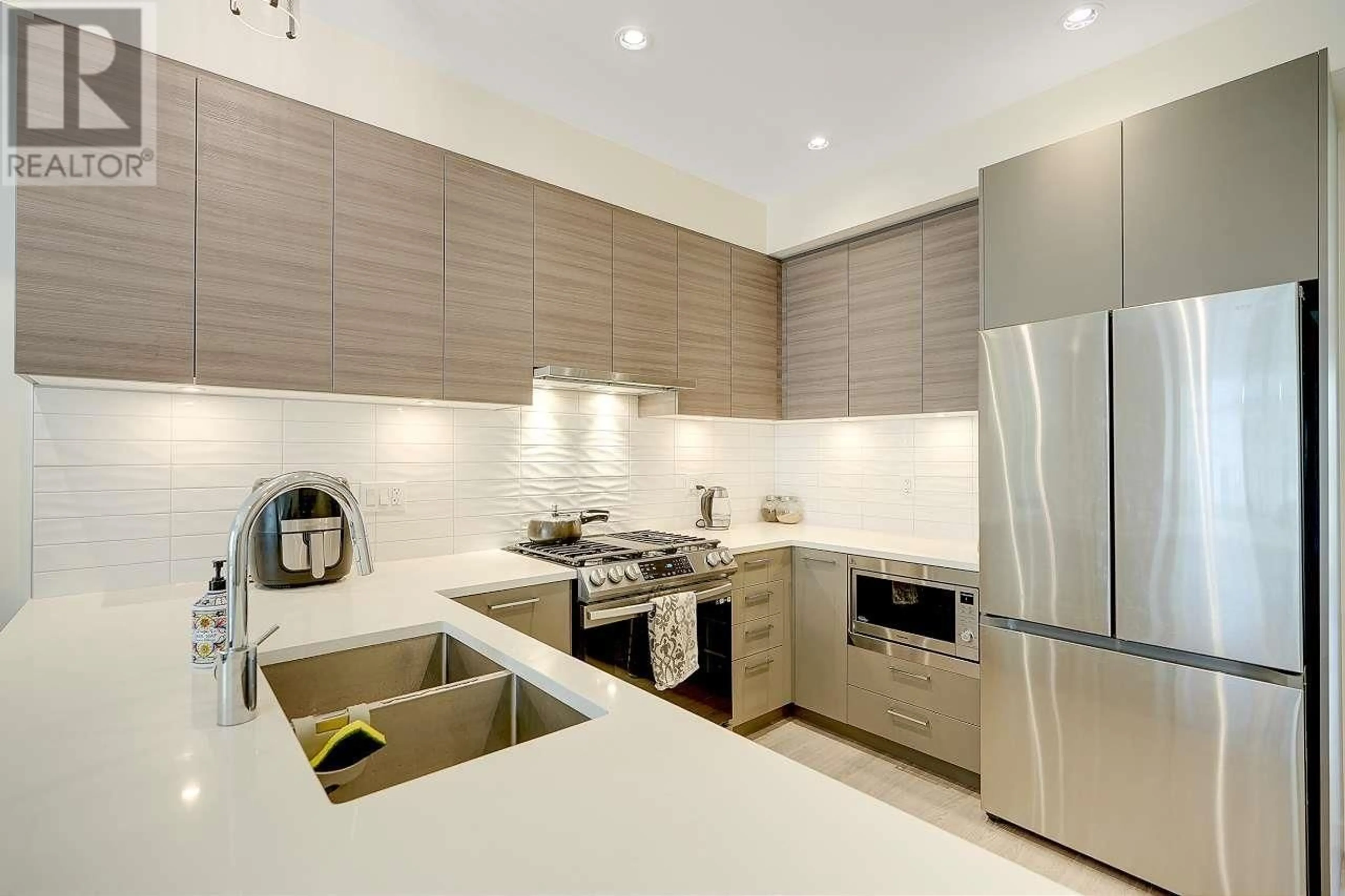 Contemporary kitchen, ceramic/tile floor for 4 - 629 SOUTH DYKE ROAD, New Westminster British Columbia V3M0N3