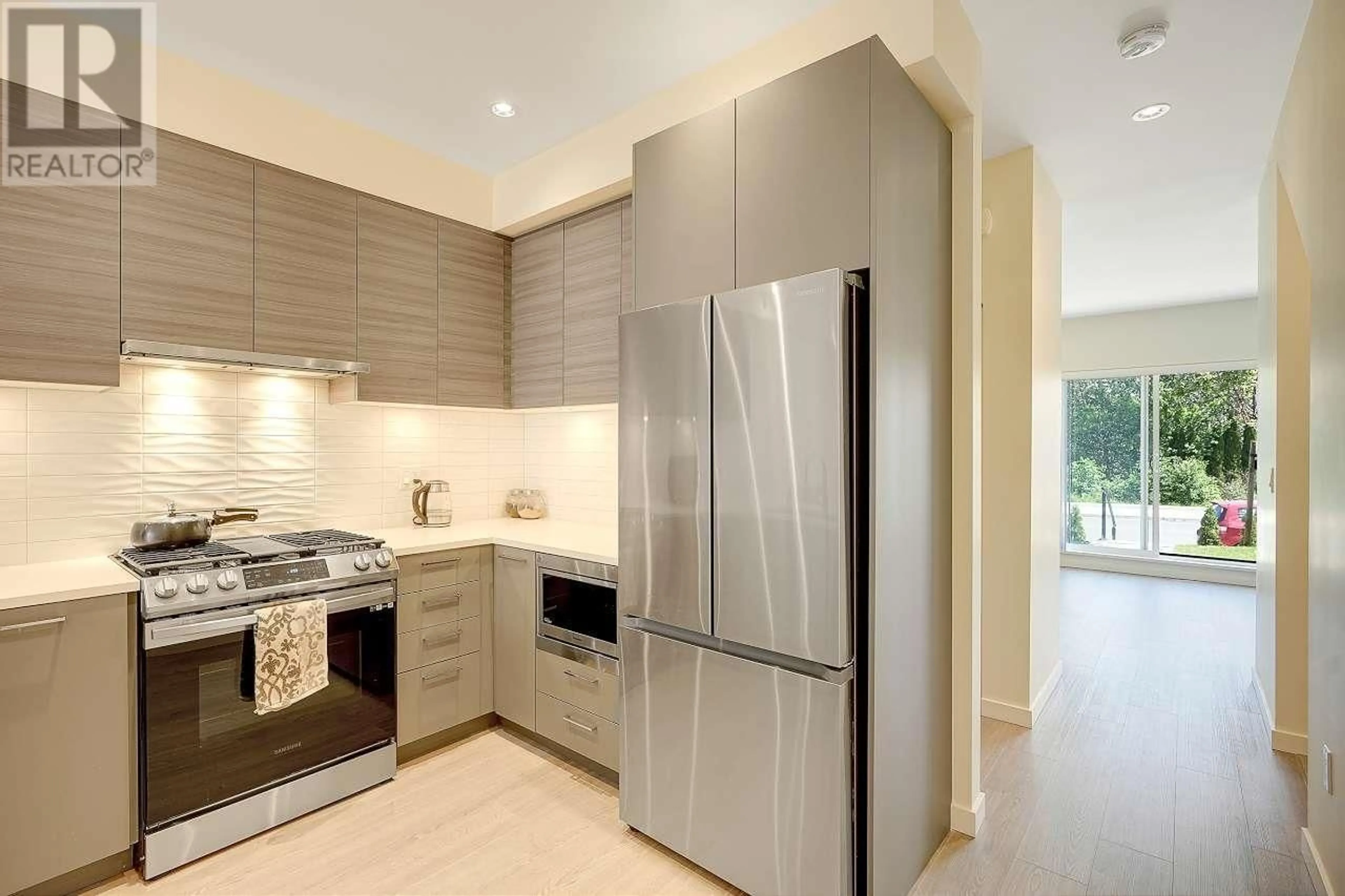 Contemporary kitchen, ceramic/tile floor for 4 - 629 SOUTH DYKE ROAD, New Westminster British Columbia V3M0N3